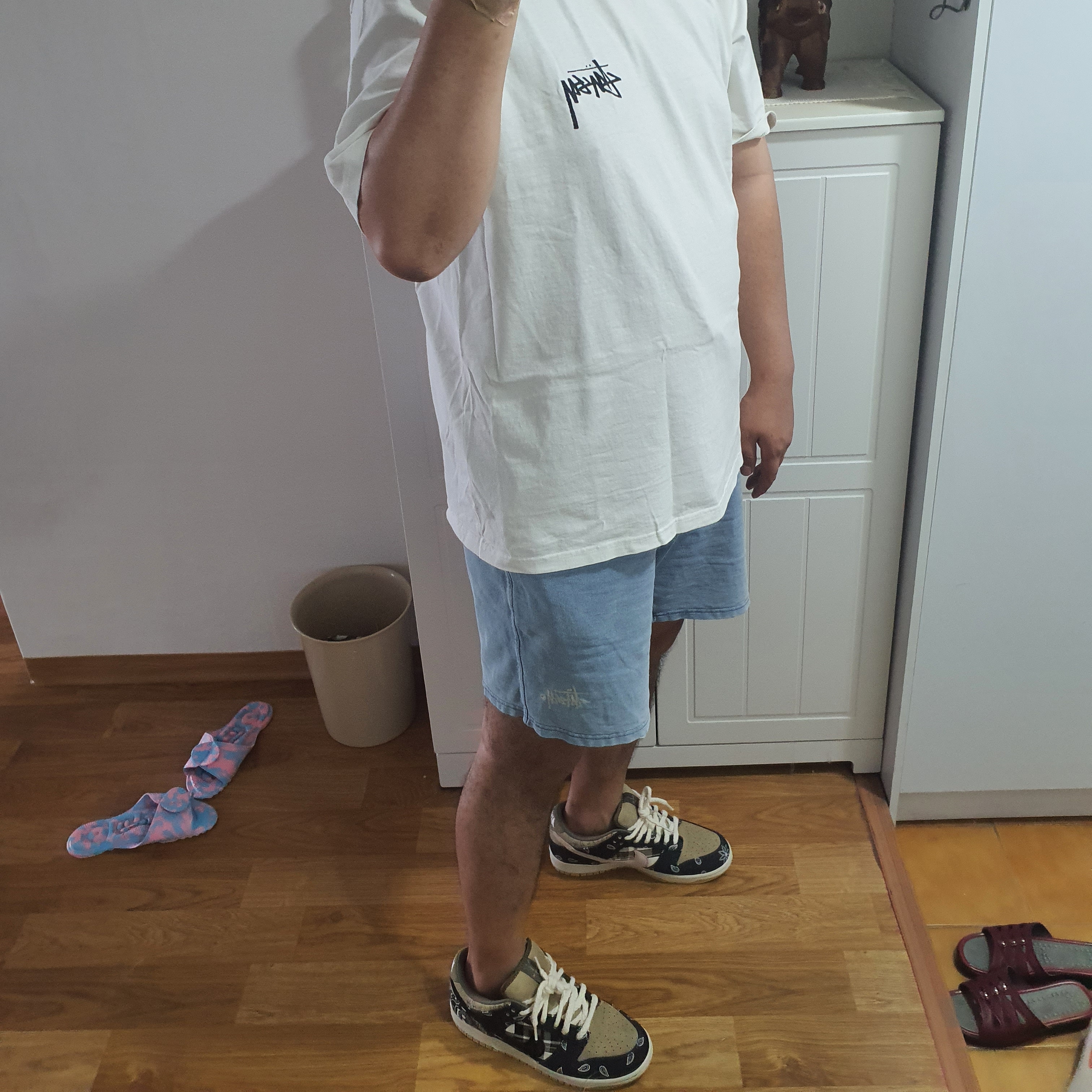 Nike x Travis Scott SB Dunk Low, Stussy Painter Dyed T-Shirt Natural 착용 스타일