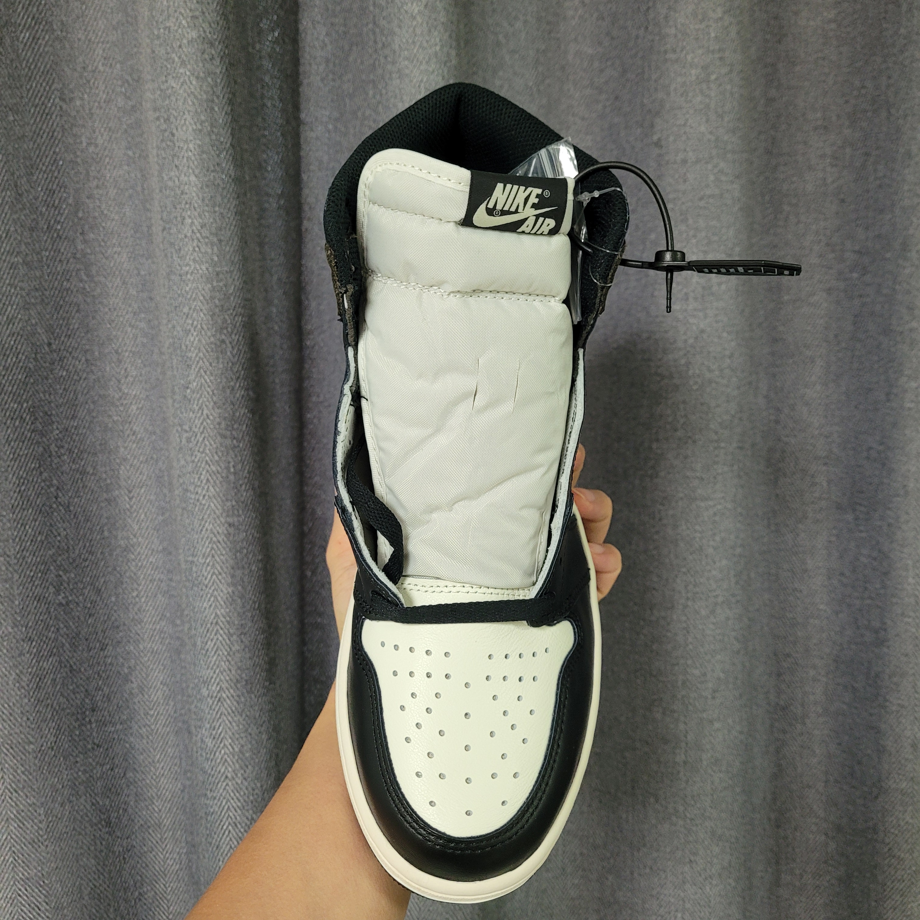 Jordan 1 Retro High OG Black Mocha 착용 스타일 - 2