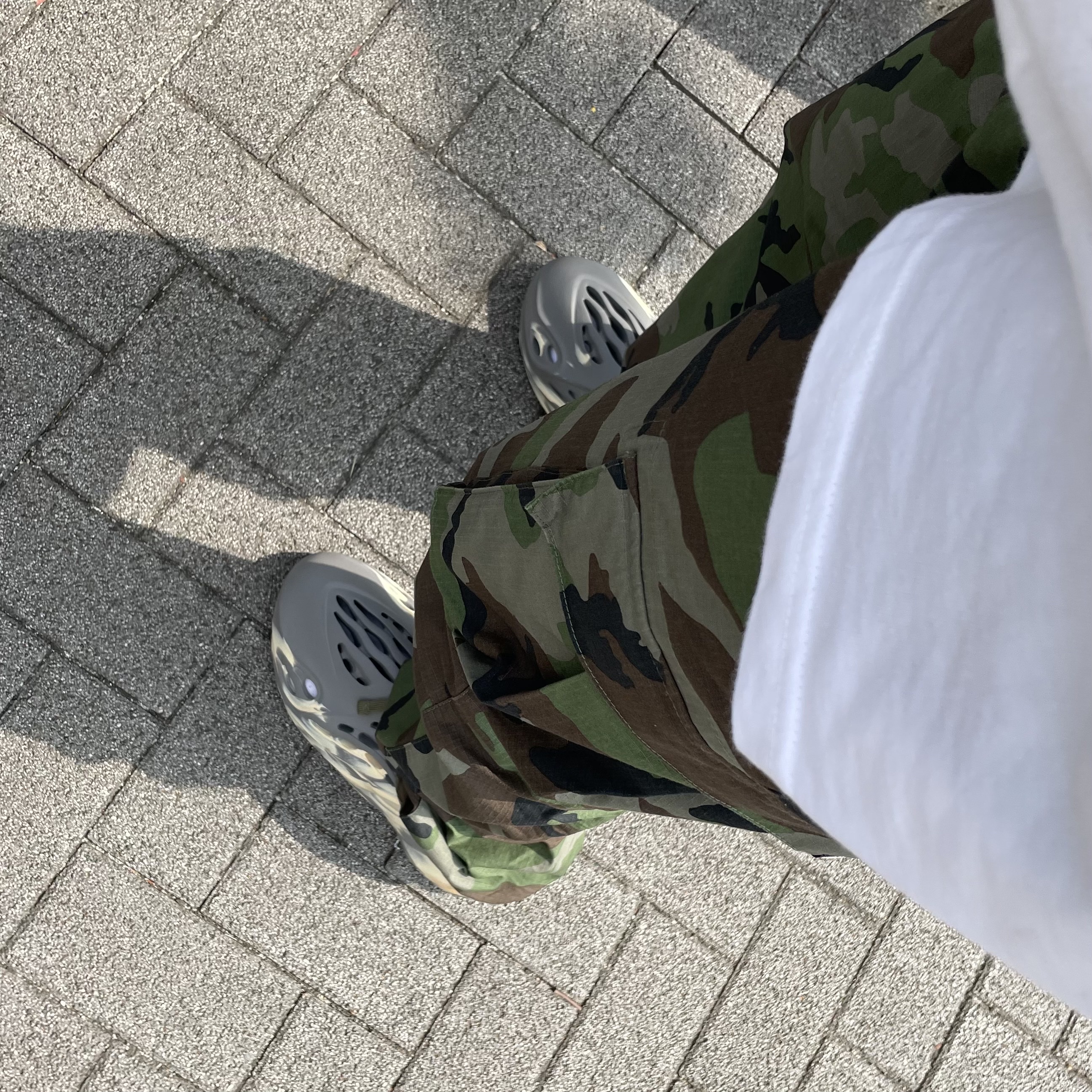 Adidas Yeezy Foam RNNR MXT Moon Gray 착용 스타일 - 3