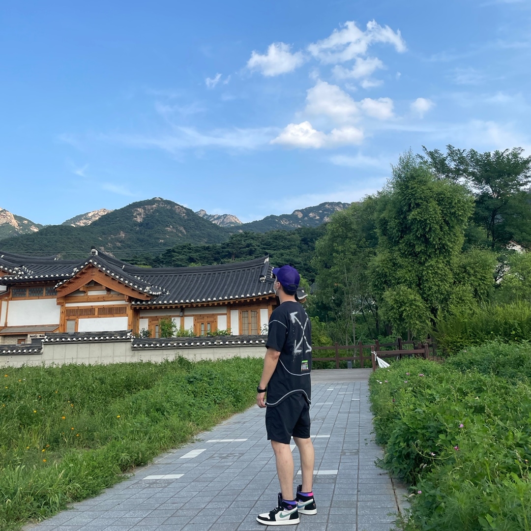 Jordan 1 x Paris Saint-Germain Zoom Air CMFT, Nike x Off-White NRG RU Short Sleeve T-Shirt 착용 스타일