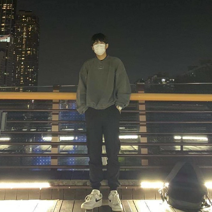 IAB Studio Pigment Crewneck Black 착용 스타일