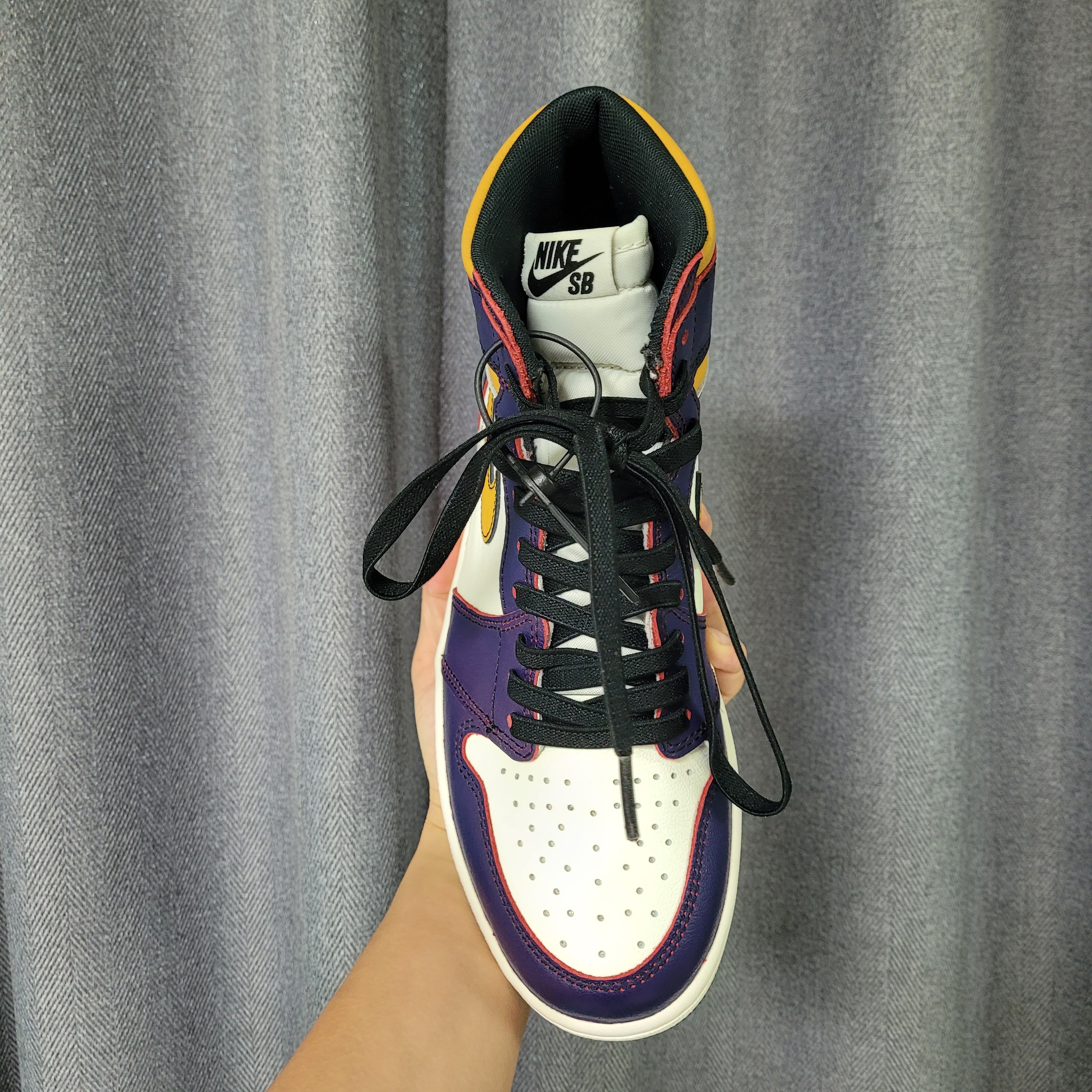 Jordan 1 Retro High OG Black Mocha 착용 스타일 - 3