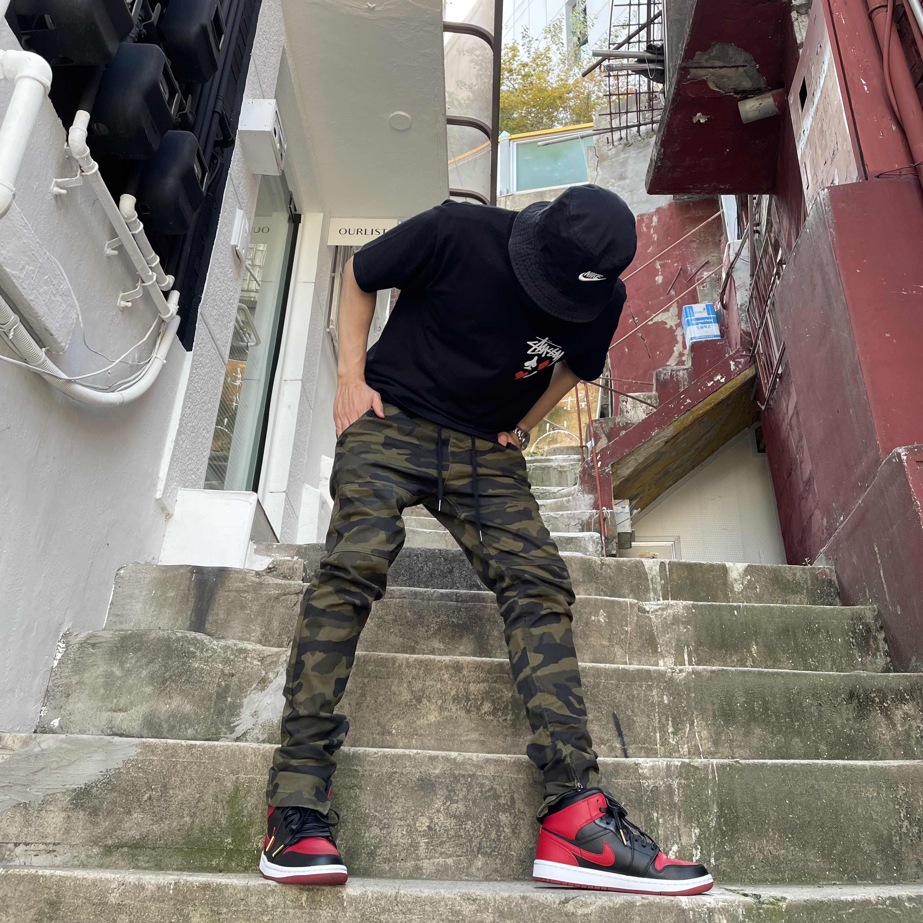 Jordan 1 Mid Bred Banned 2020, Stussy Full Deck 2 T-Shirt Black 착용 스타일 - 5