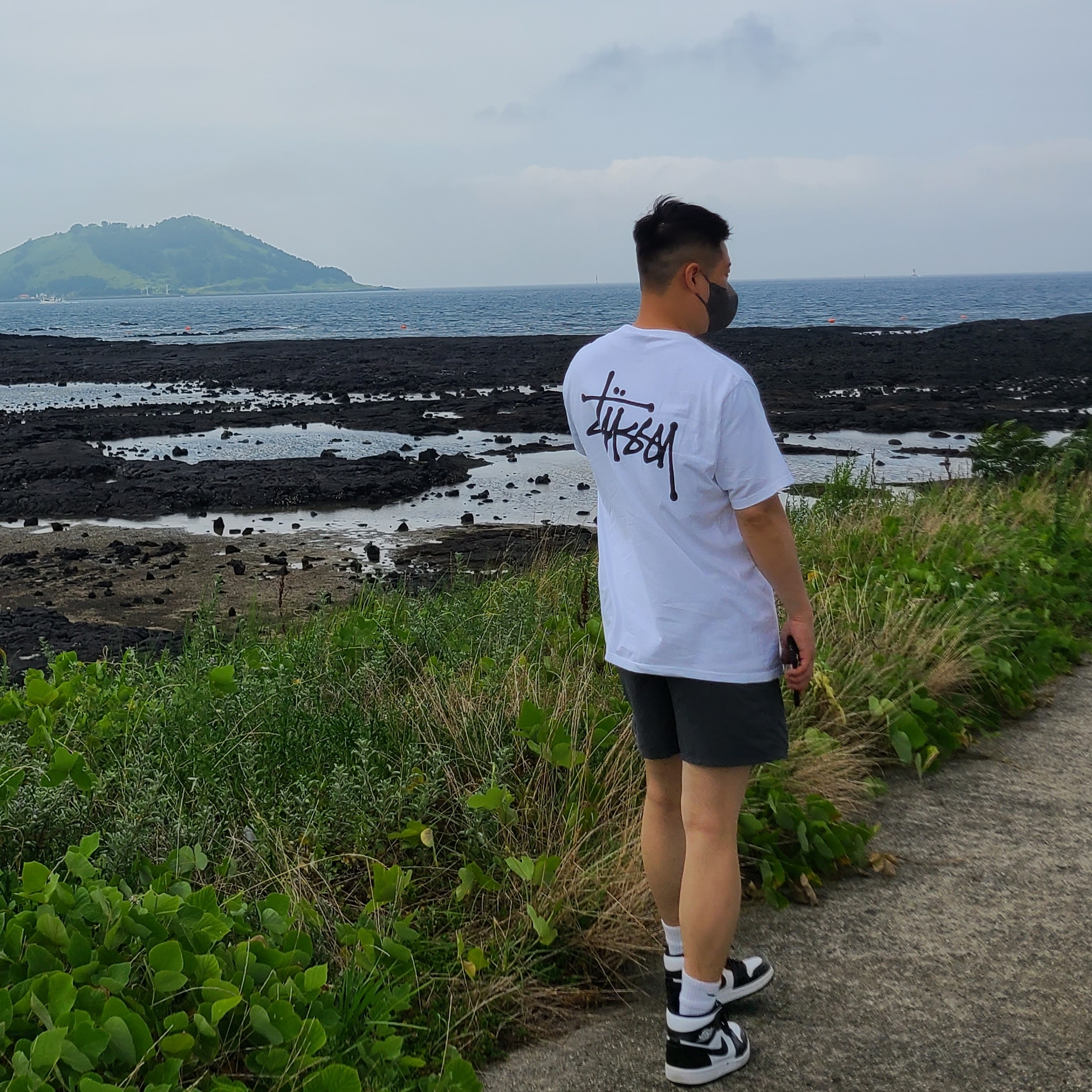 Stussy Basic Stussy T-Shirt White 2021, Jordan 1 Mid SE ASW Black 착용 스타일