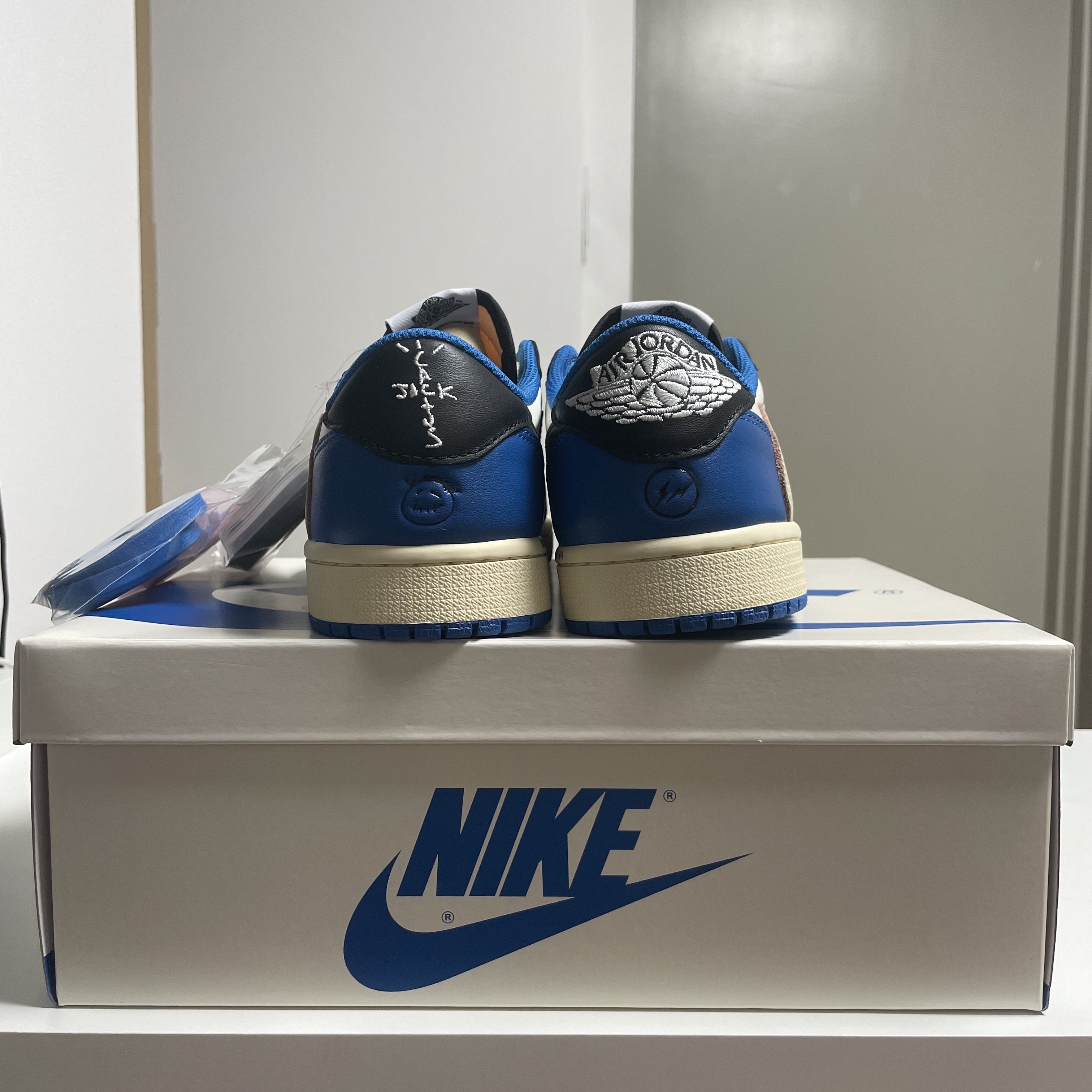 Jordan 1 x Travis Scott x Fragment Retro Low OG SP Military Blue 착용 스타일 - 5