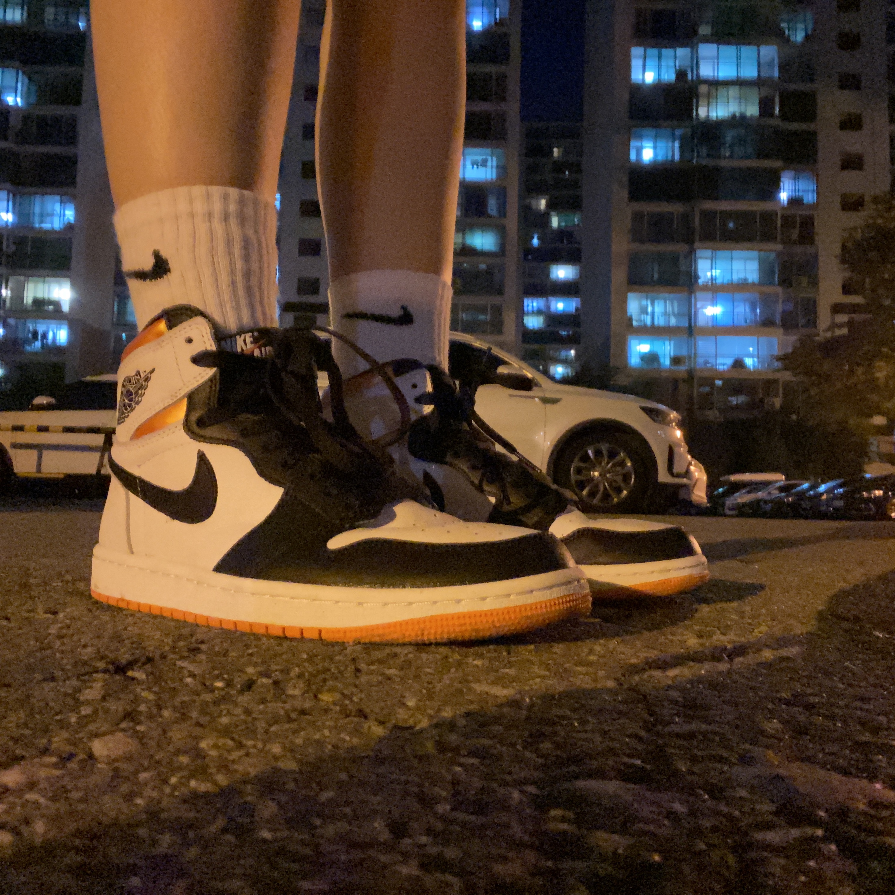 Jordan 1 Retro High OG Electro Orange 착용 스타일 - 2