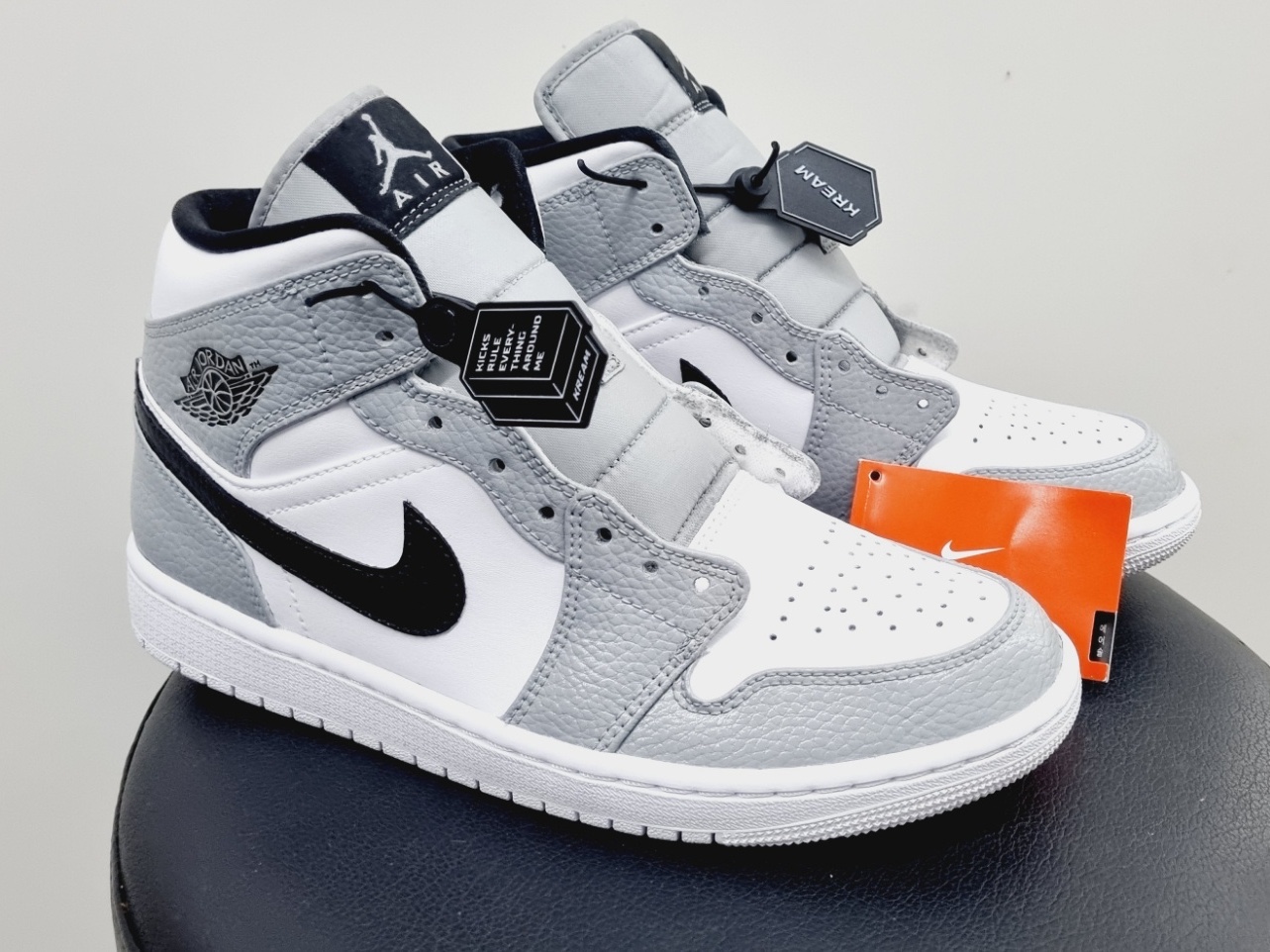 Jordan 1 Mid Triple White, Jordan 1 Mid Light Smoke Grey 착용 스타일 - 1