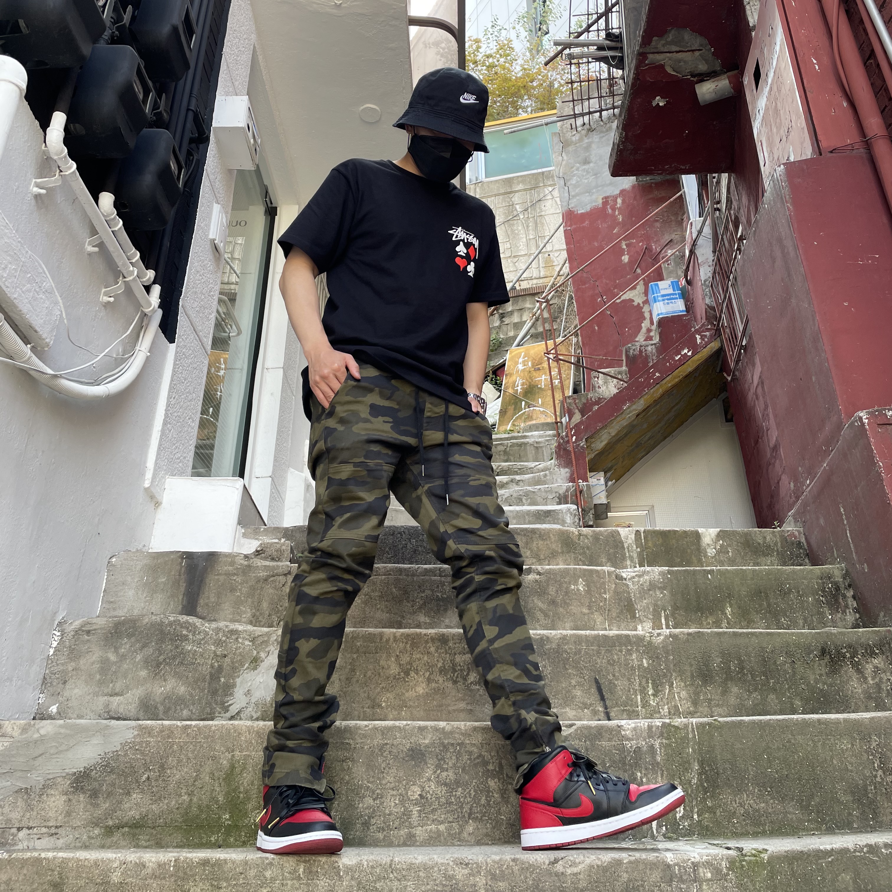 Jordan 1 Mid Bred Banned 2020, Stussy Full Deck 2 T-Shirt Black 착용 스타일 - 1