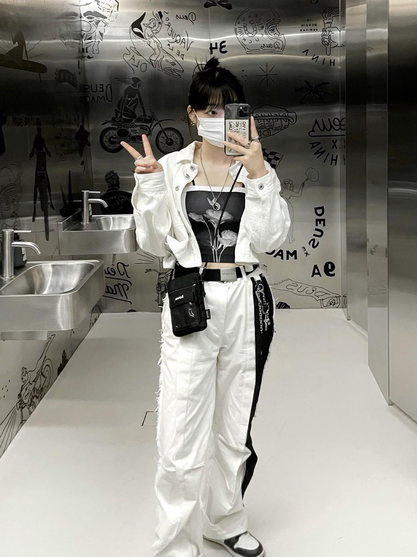 Jordan 1 Retro High OG Black White 2014, Supreme Utility Pouch Black - 19SS 착용 스타일 - 3