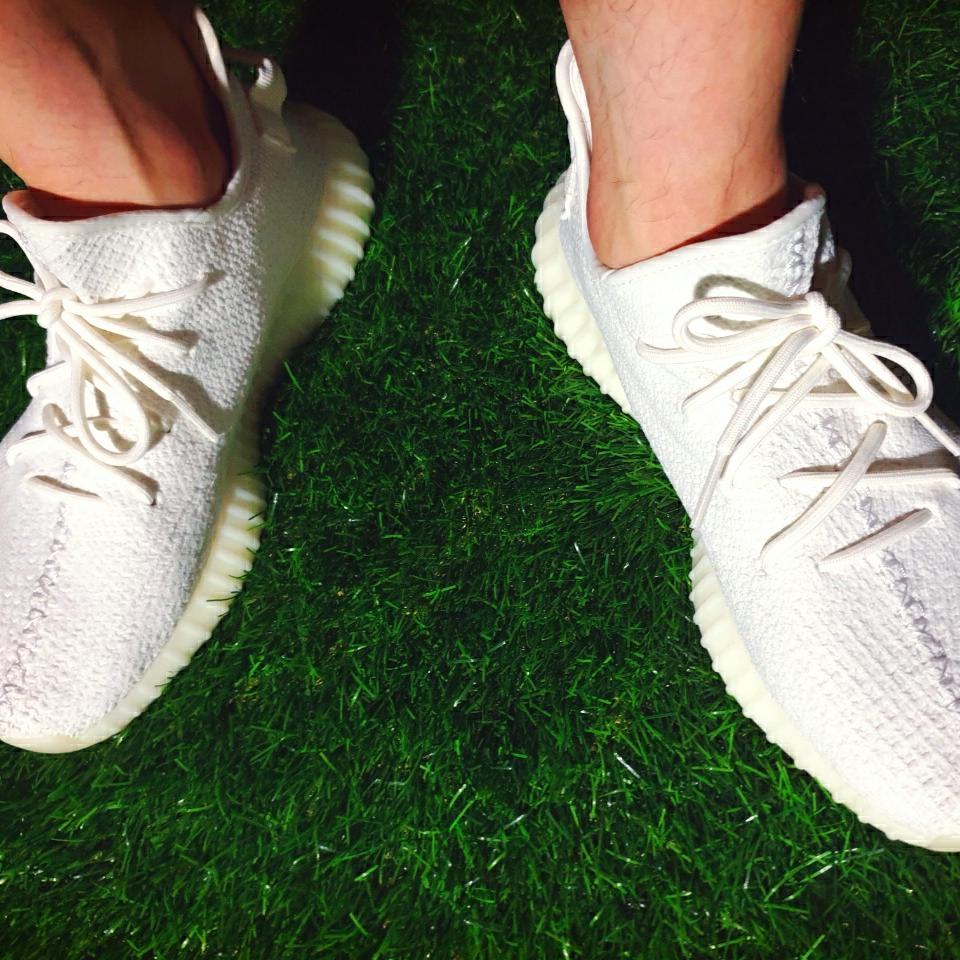 Adidas Yeezy Boost 350 V2 Cream/Triple White 착용 스타일 - 4
