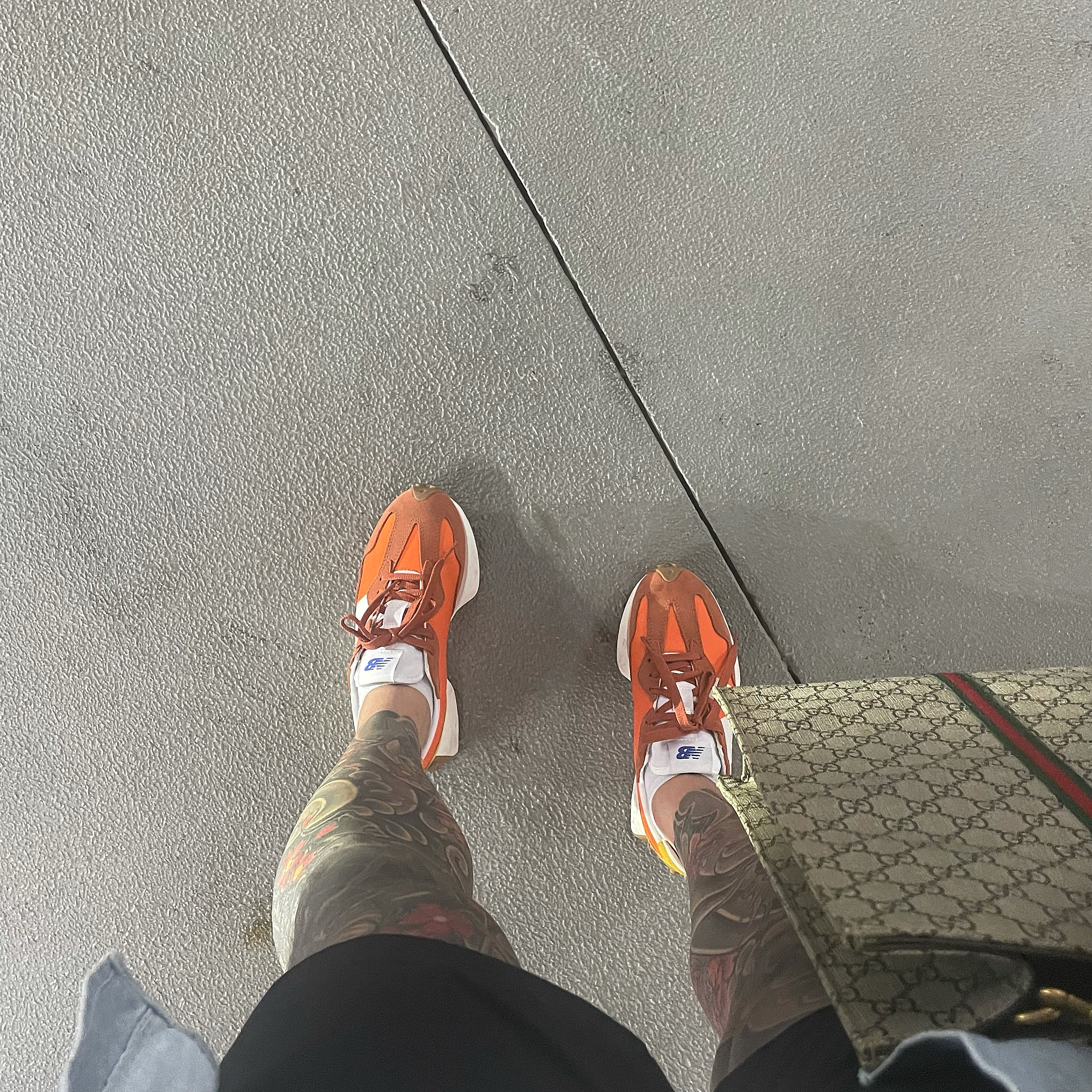 New Balance 327 Orange 착용 스타일