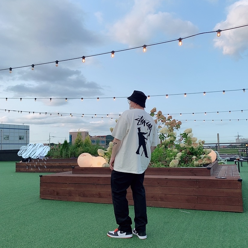 Jordan 1 Retro High OG Electro Orange, Stussy Painter Dyed T-Shirt Natural 착용 스타일 - 1