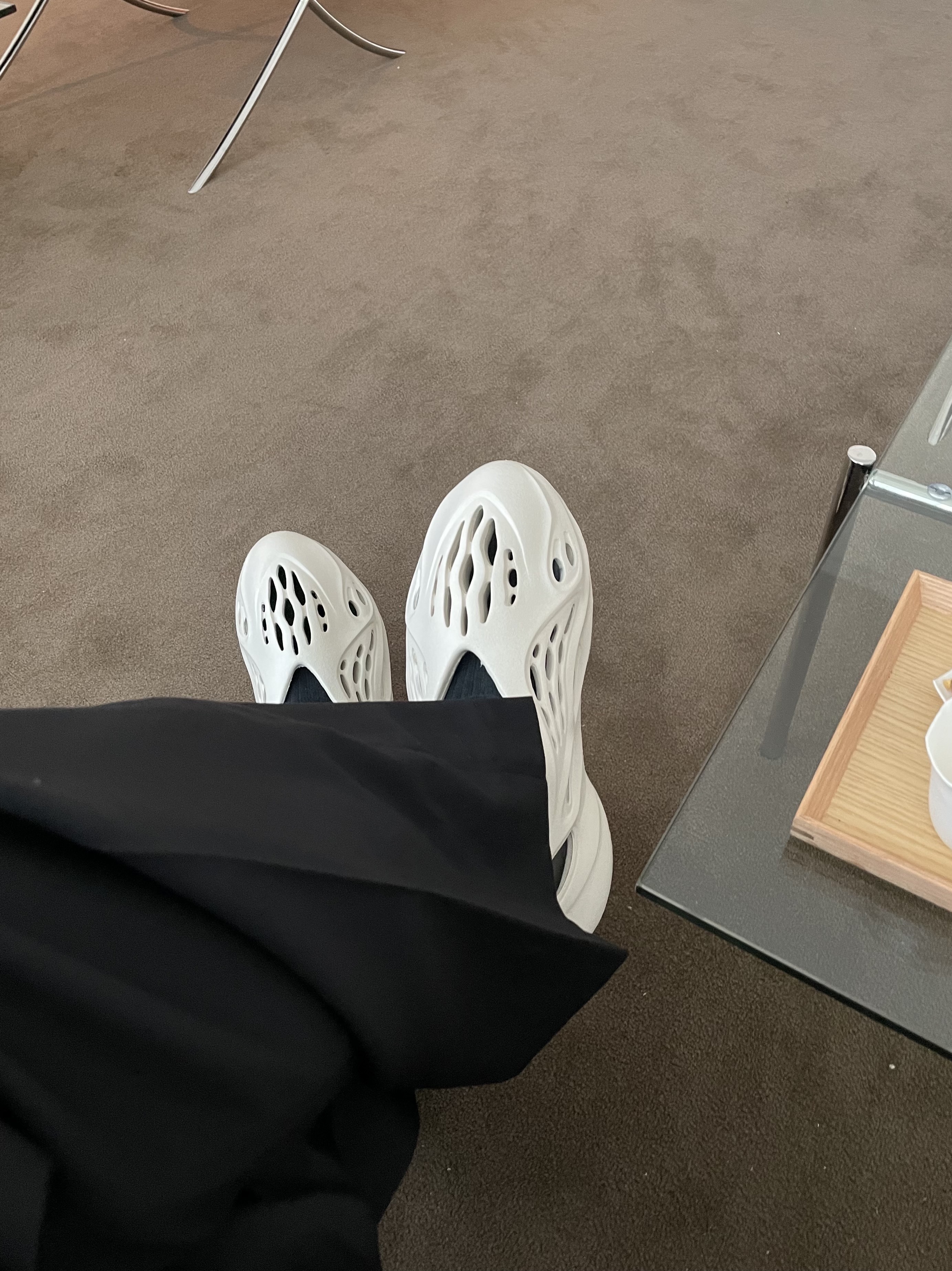Adidas Yeezy Foam RNNR Sand 착용 스타일 - 4