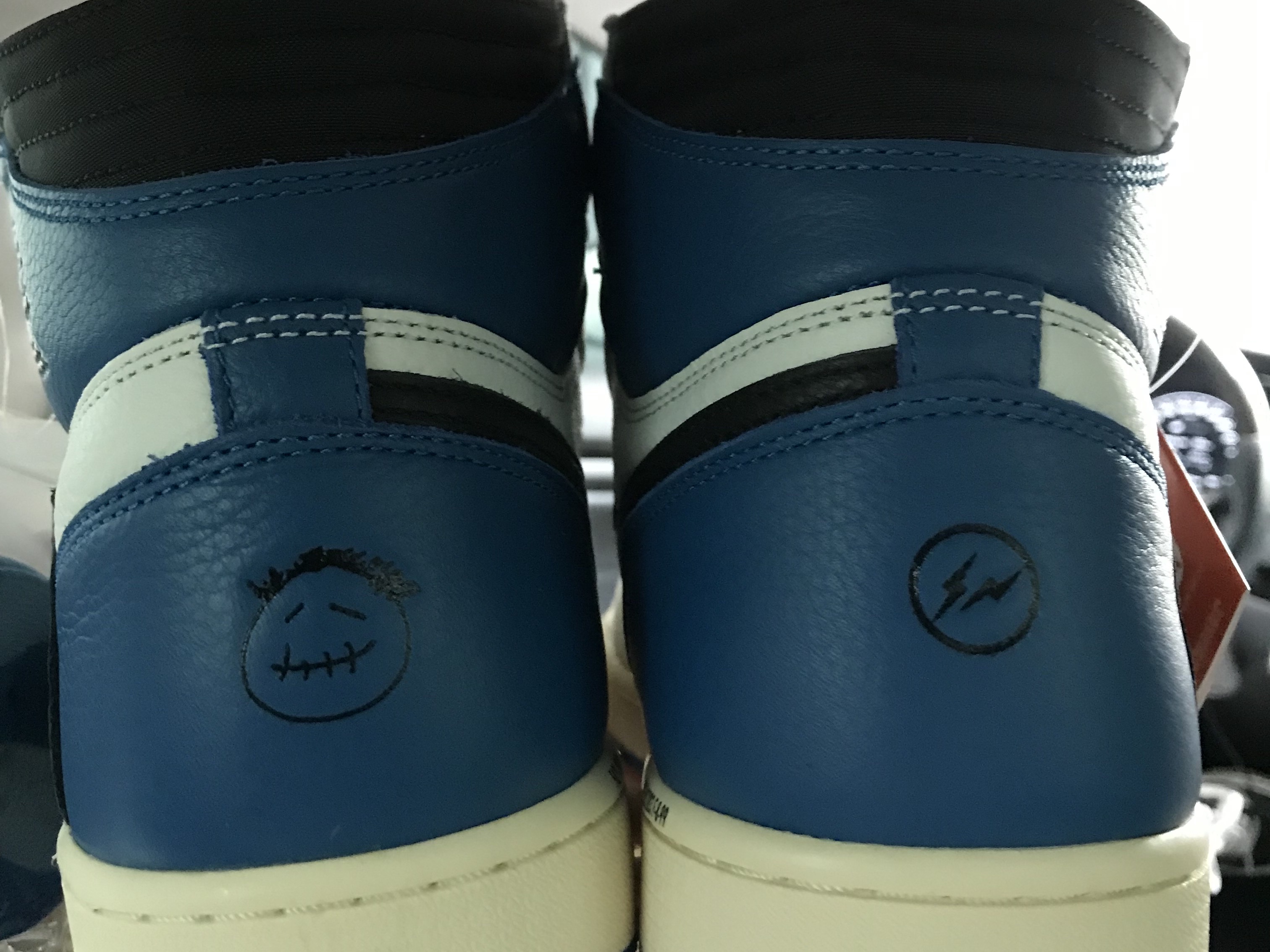 Jordan 1 x Travis Scott x Fragment Retro High OG SP Military Blue 착용 스타일 - 3