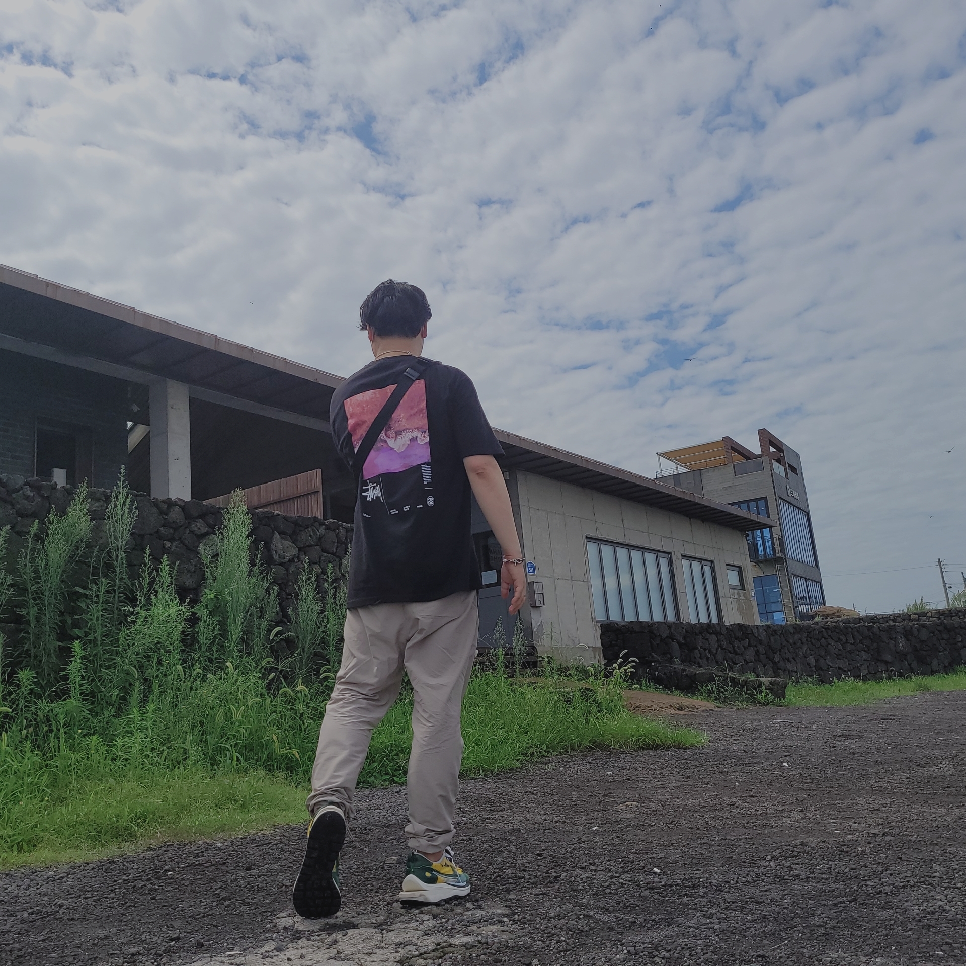 Nike x Sacai VaporWaffle Tour Yellow & Gorge Green Sail, Essentials Track Pants Taupe - 21SS 착용 스타일