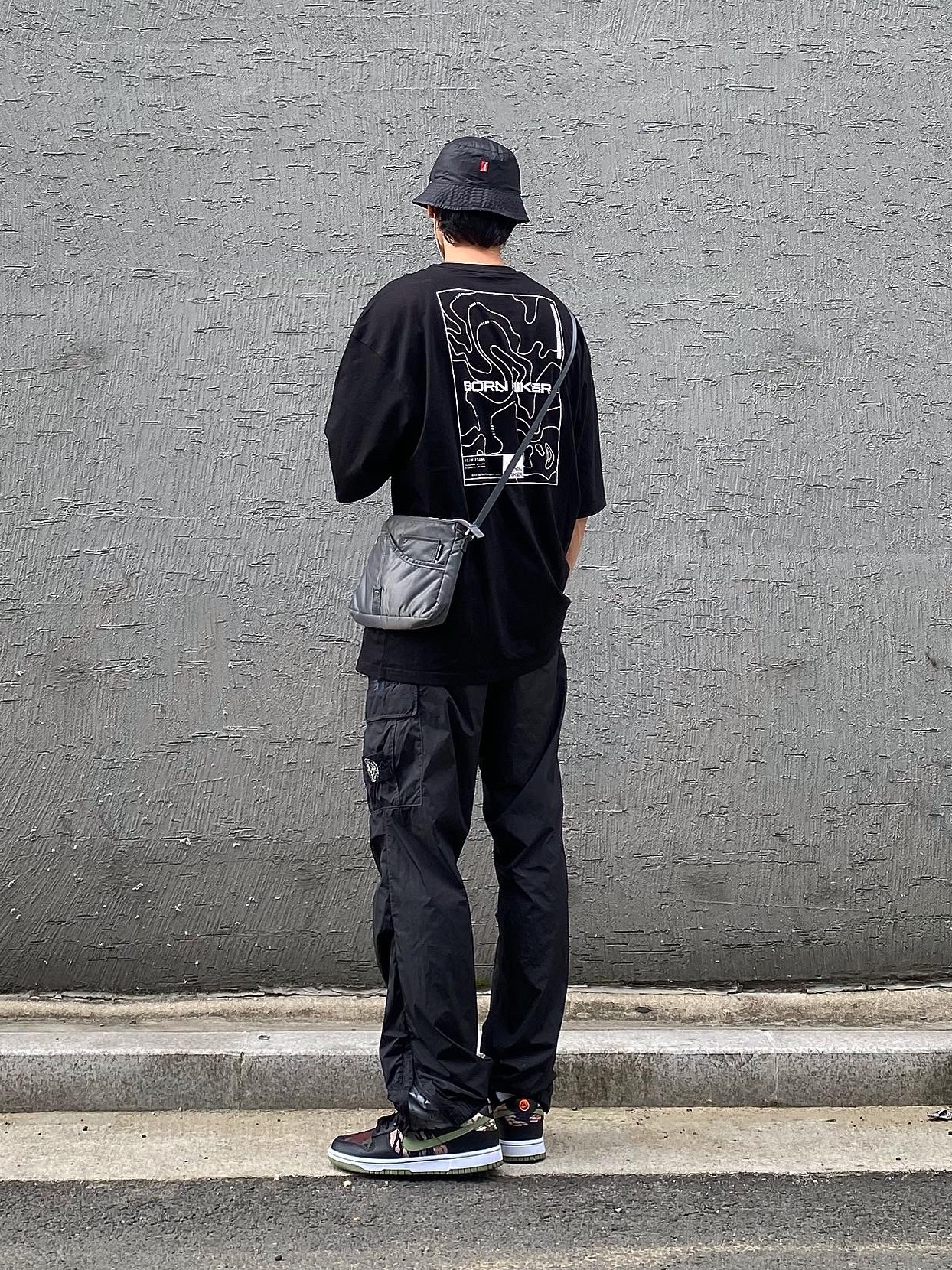 Nike Dunk Low SE Black Multi Camo, Supreme x Stone Island Painted Camo Nylon Cargo Pants Black - 20FW 착용 스타일 - 2