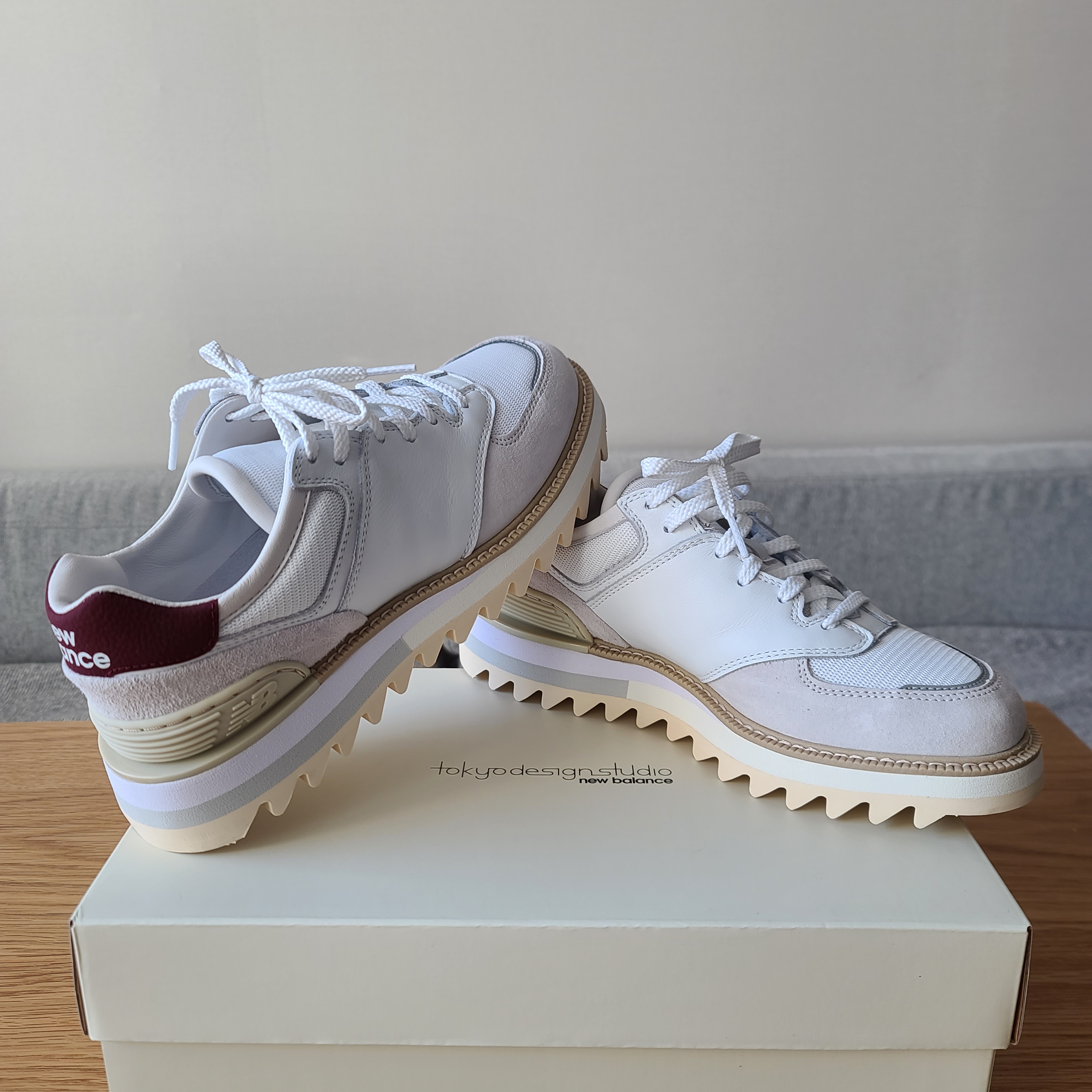 New Balance x Tokyo Design Studio 574 White Burgundy 착용 스타일 - 1