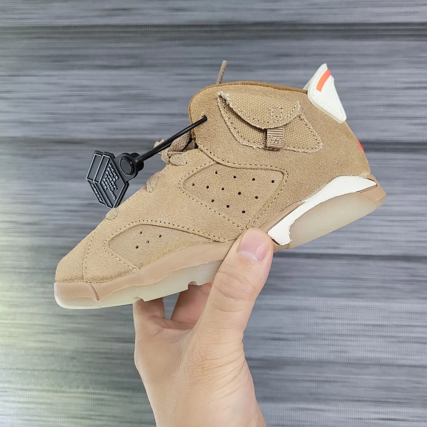 (TD) Jordan 6 x Travis Scott Retro SP British Khaki 착용 스타일 - 1