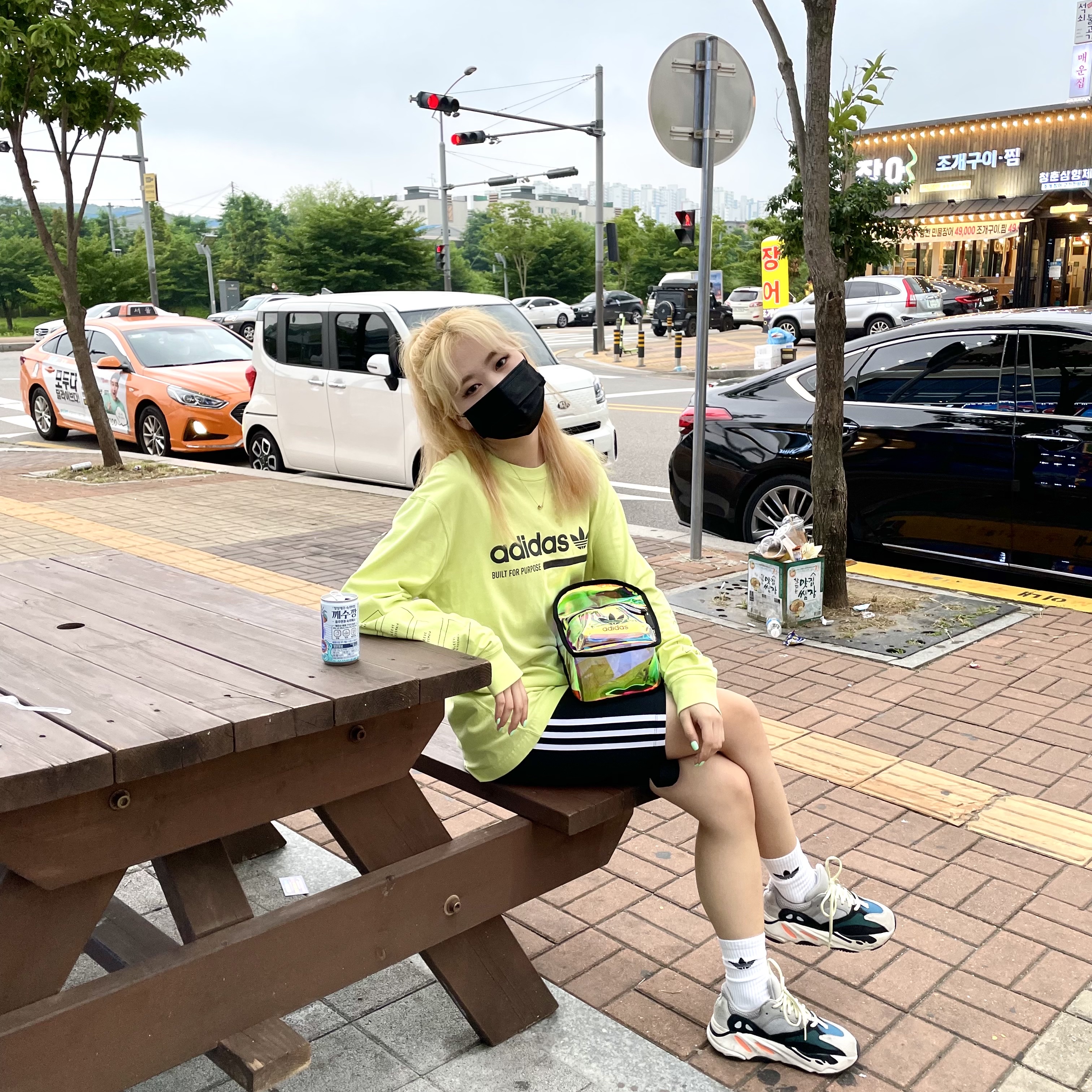 Adidas Yeezy Boost 700 Wave Runner Solid Grey 2017/2019 착용 스타일