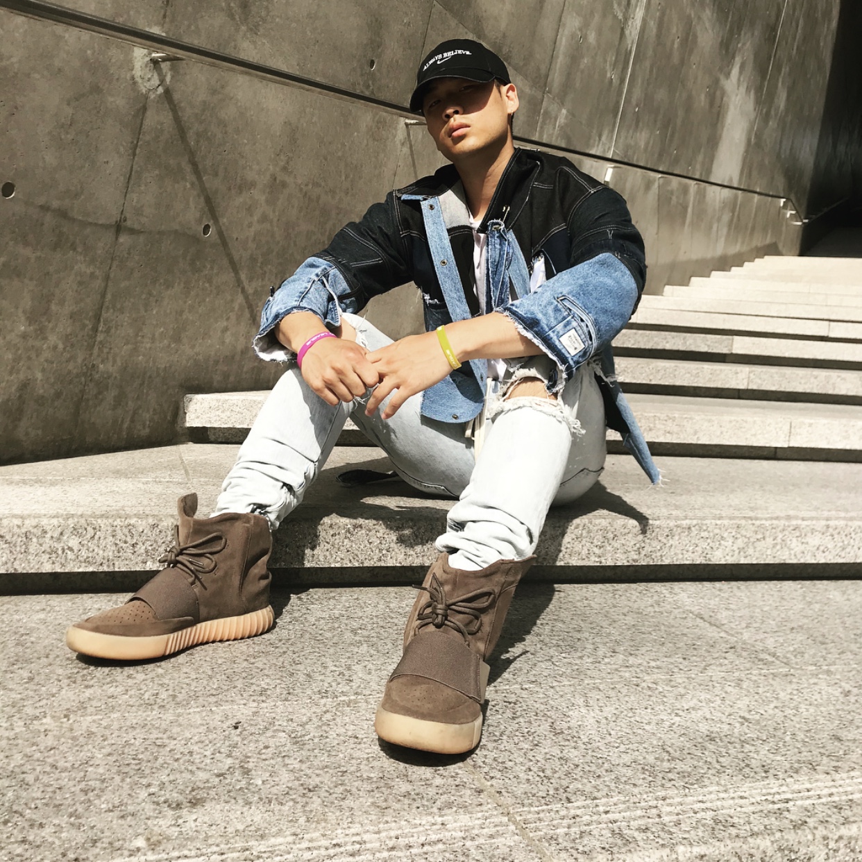 Adidas Yeezy Boost 750 Light Brown Gum (Chocolate) 착용 스타일 - 1