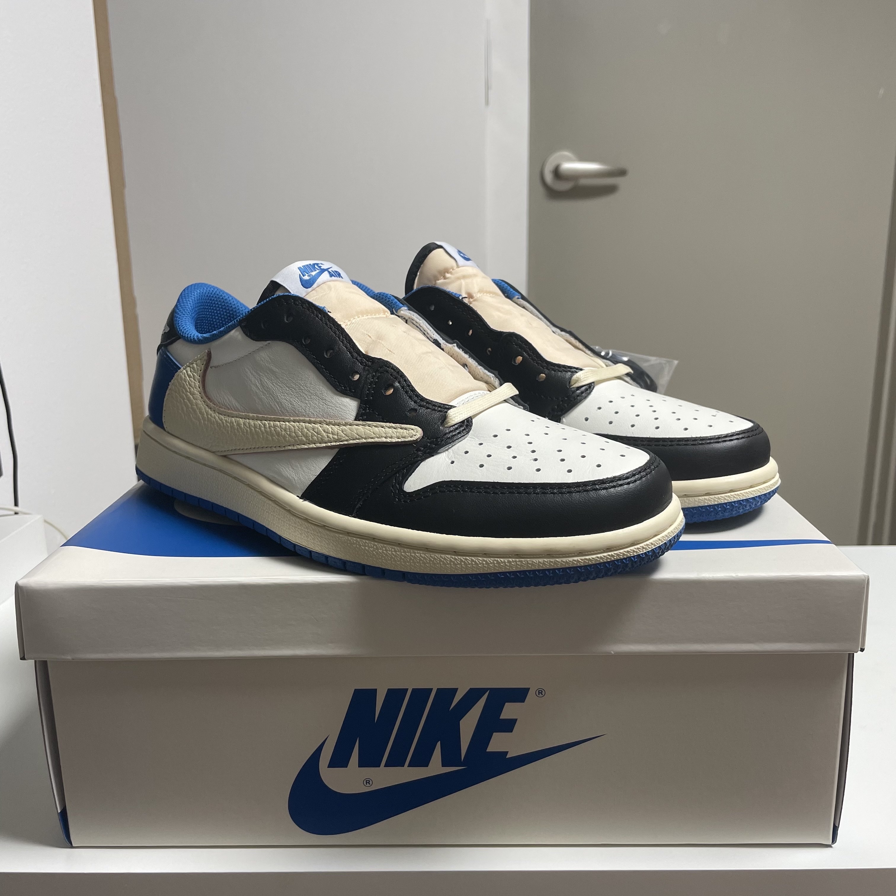 Jordan 1 x Travis Scott x Fragment Retro Low OG SP Military Blue 착용 스타일 - 1