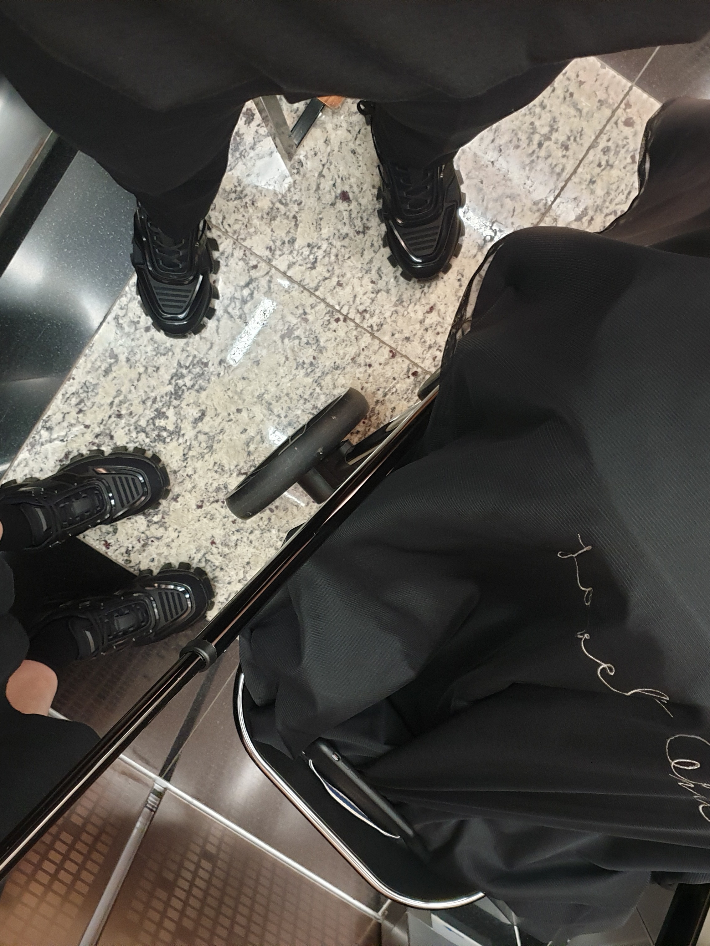 Prada Cloudbust Thunder Technical Fabric Sneakers Black, Prada Re-Nylon Bucket Hat Black 착용 스타일 - 3