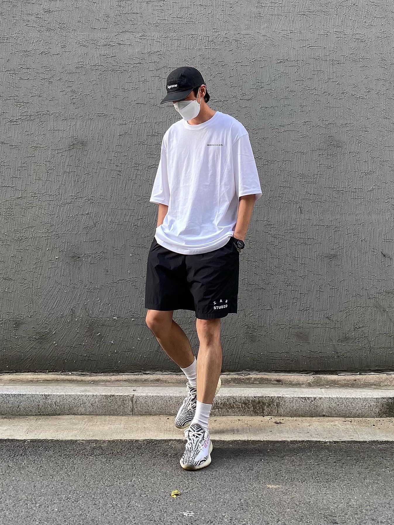 Adidas Yeezy Boost 350 V2 Zebra 2017/2019/2020, IAB Studio Woven Shorts Black 착용 스타일 - 1