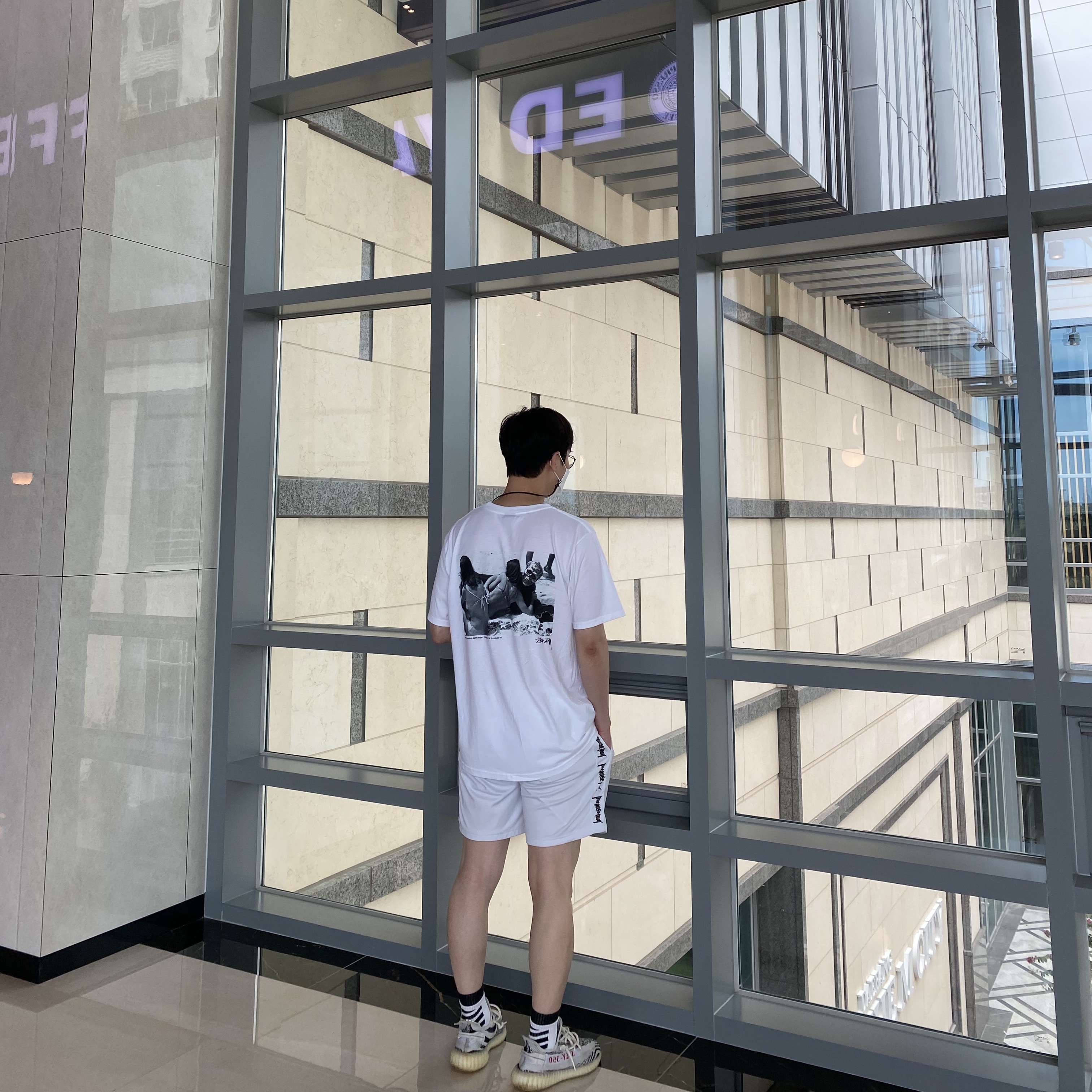 Adidas Yeezy Boost 350 V2 Zebra 2017/2019/2020, Stussy California '68 T-Shirt White 착용 스타일