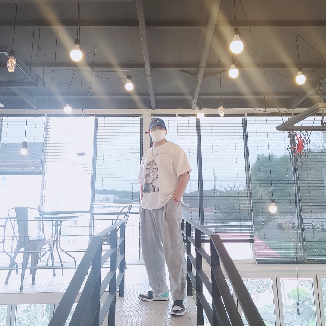 Jordan 1 Mid Tropical Twist 착용 스타일 - 3