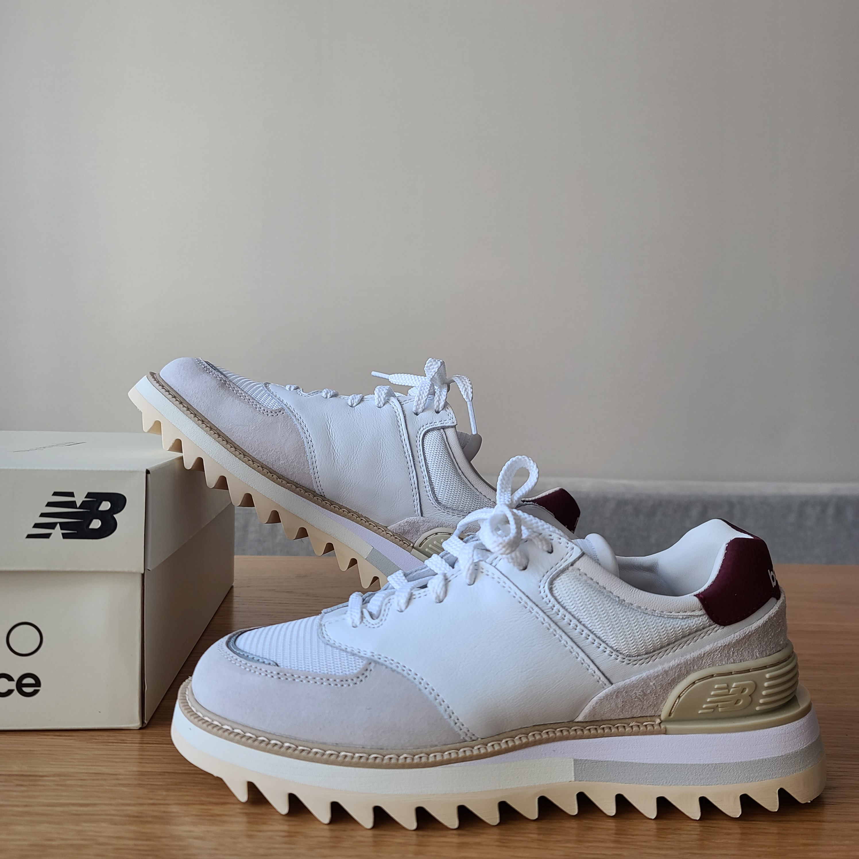 New Balance x Tokyo Design Studio 574 White Burgundy 착용 스타일 - 3