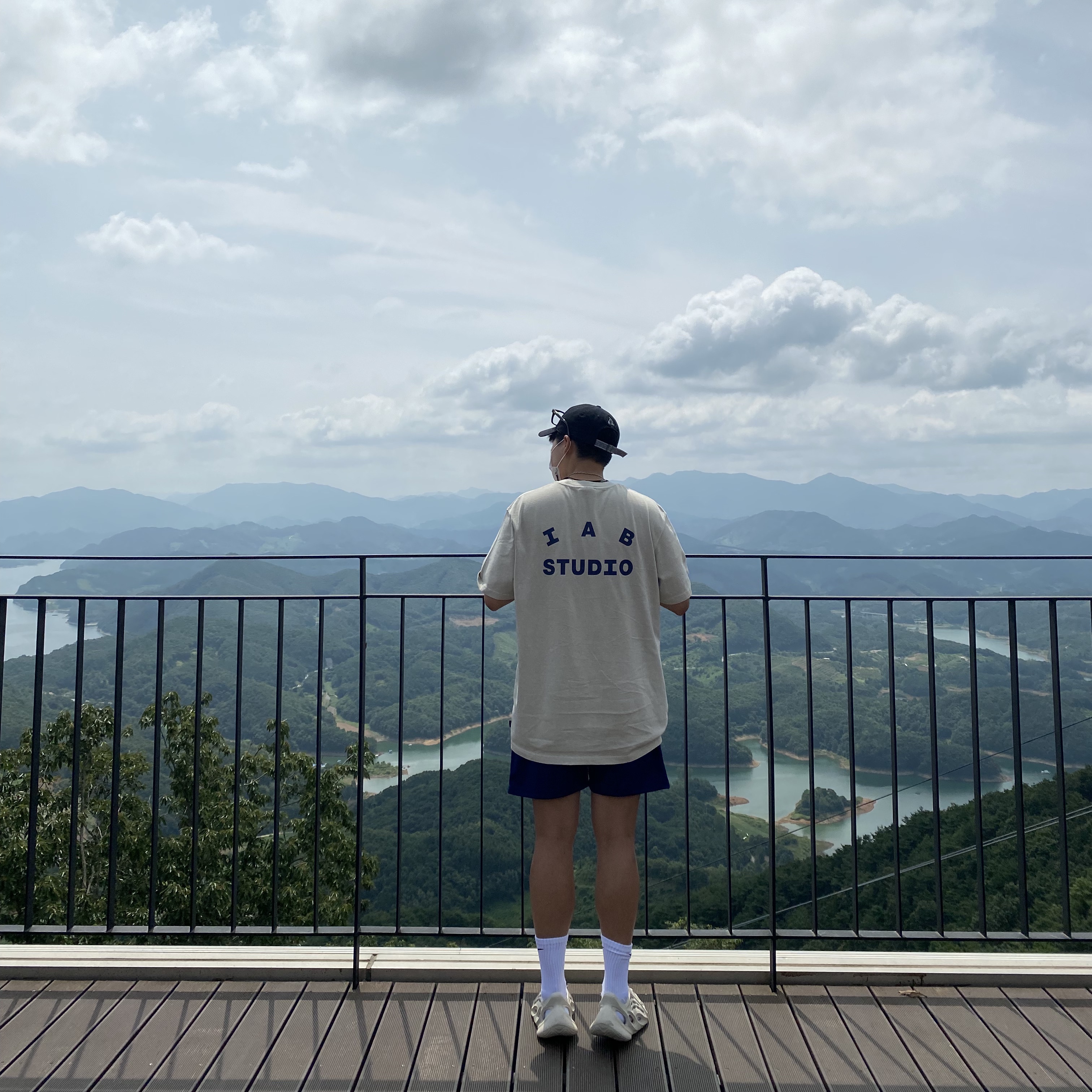 IAB Studio Pigment T-Shirt Oatmeal, IAB Studio Track Shorts Navy - 21SS 착용 스타일 - 2