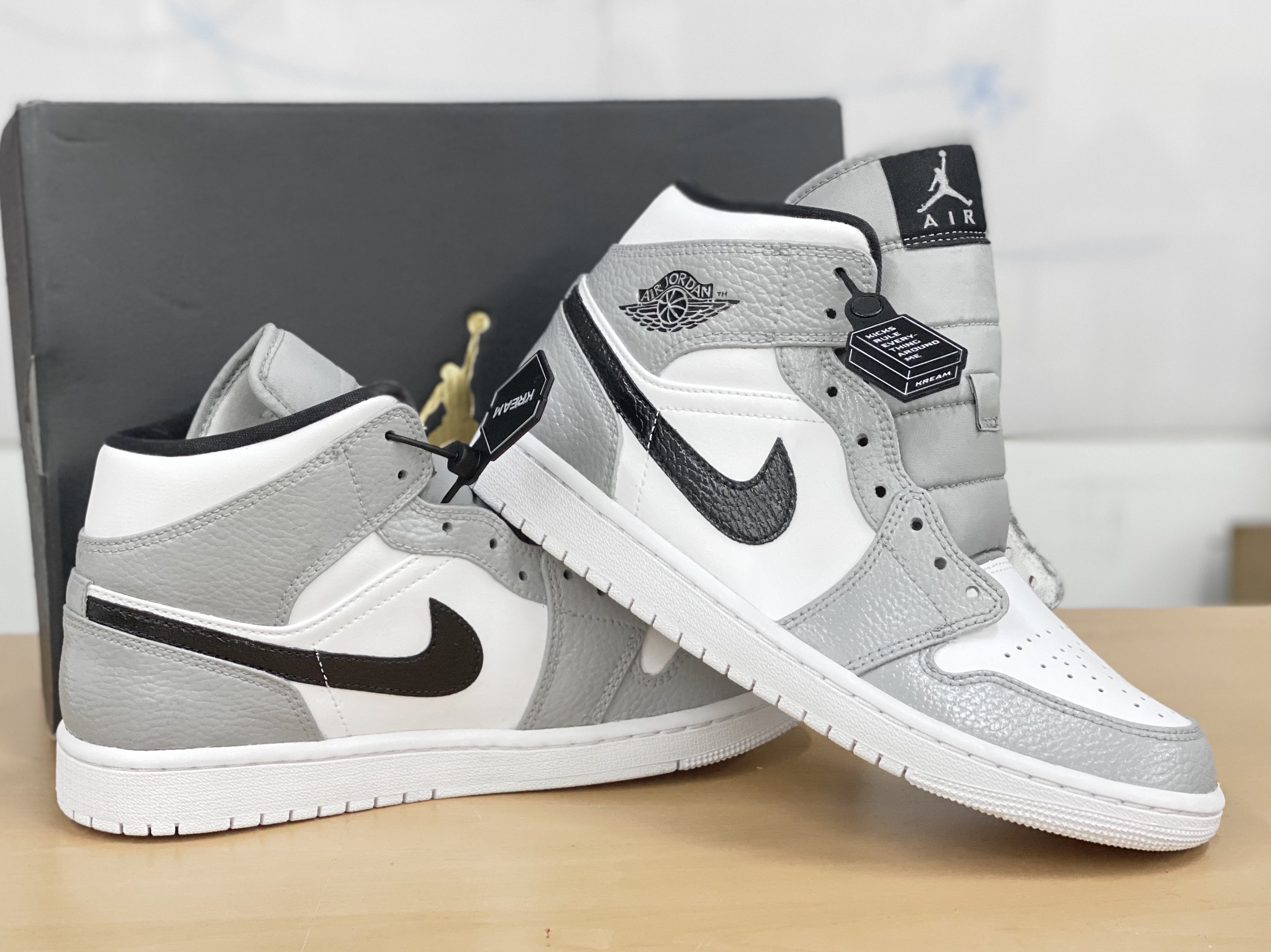 Jordan 1 Mid Triple White, Jordan 1 Mid Light Smoke Grey 착용 스타일 - 3