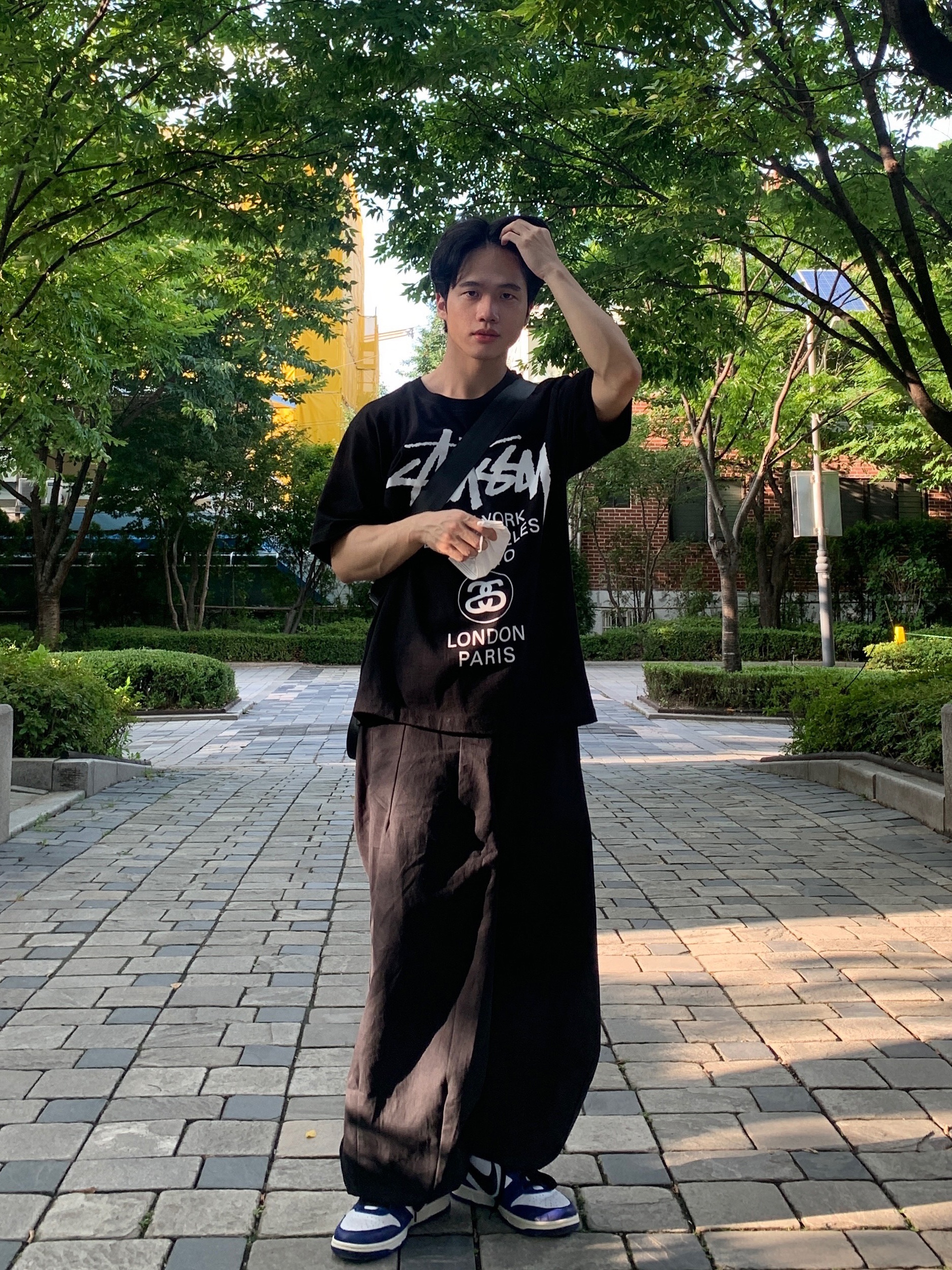 Stussy World Tour T-Shirt Black, Nike x Ambush Dunk High Deep Royal Blue 착용 스타일