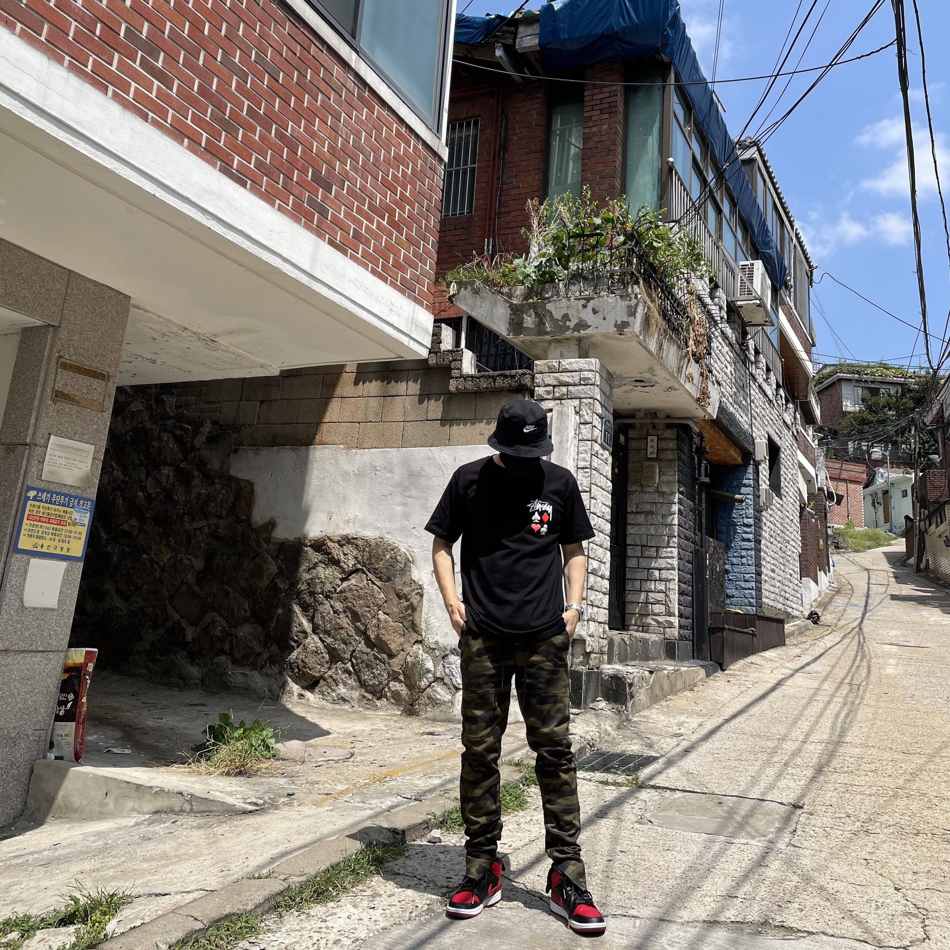 Jordan 1 Mid Bred Banned 2020, Stussy Full Deck 2 T-Shirt Black 착용 스타일 - 4