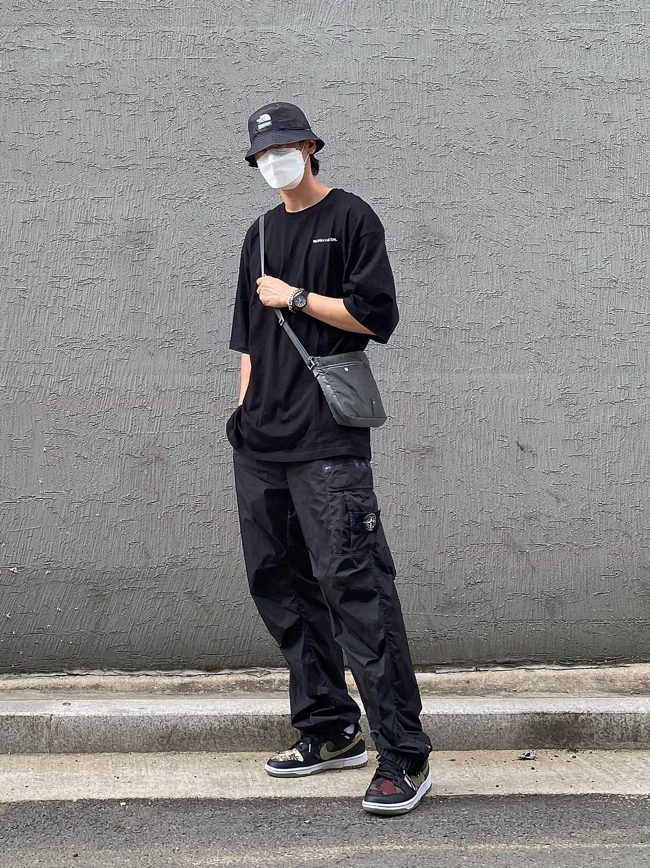 Nike Dunk Low SE Black Multi Camo, Supreme x Stone Island Painted Camo Nylon Cargo Pants Black - 20FW 착용 스타일 - 1