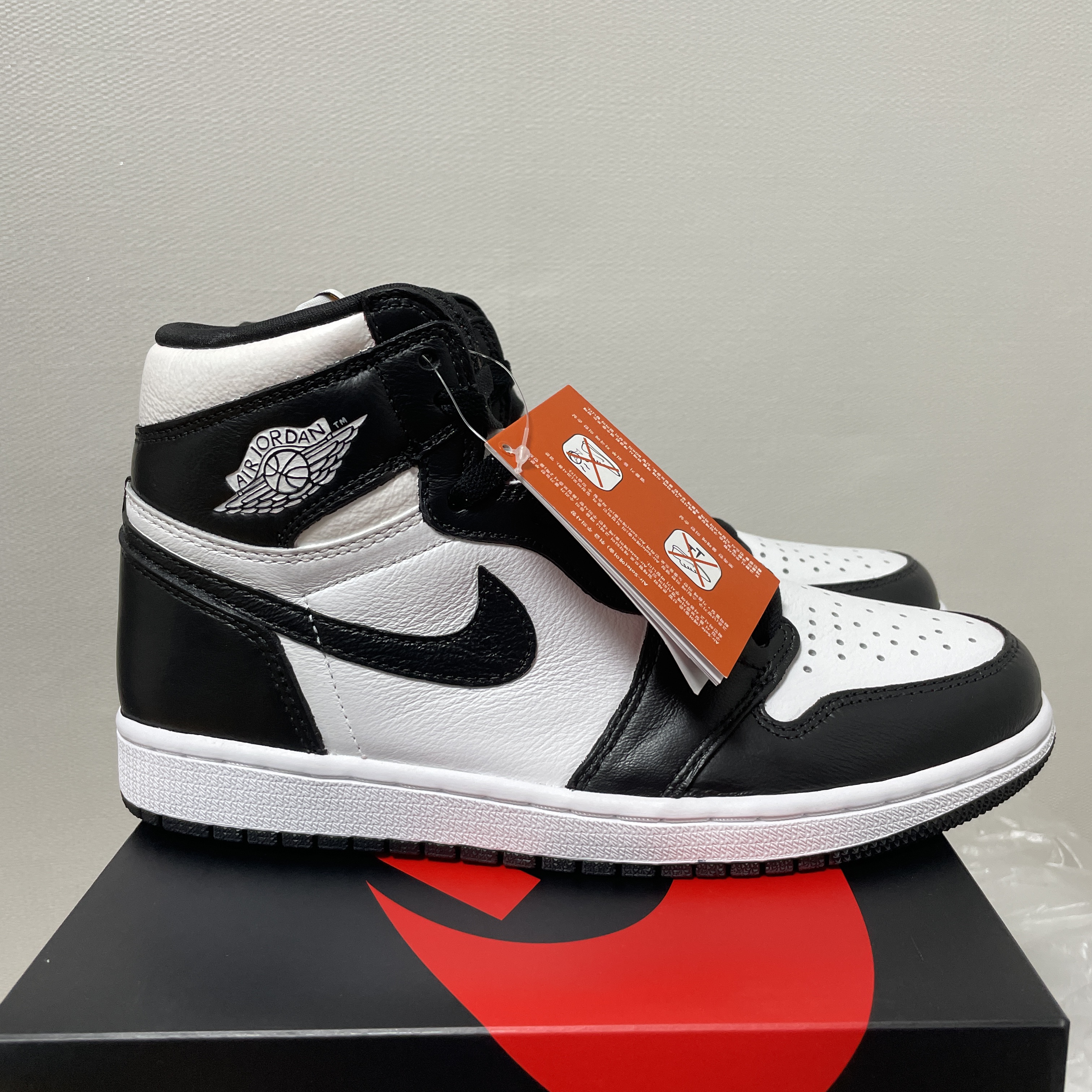 Jordan 1 Retro High OG Light Fusion Red 착용 스타일 - 2