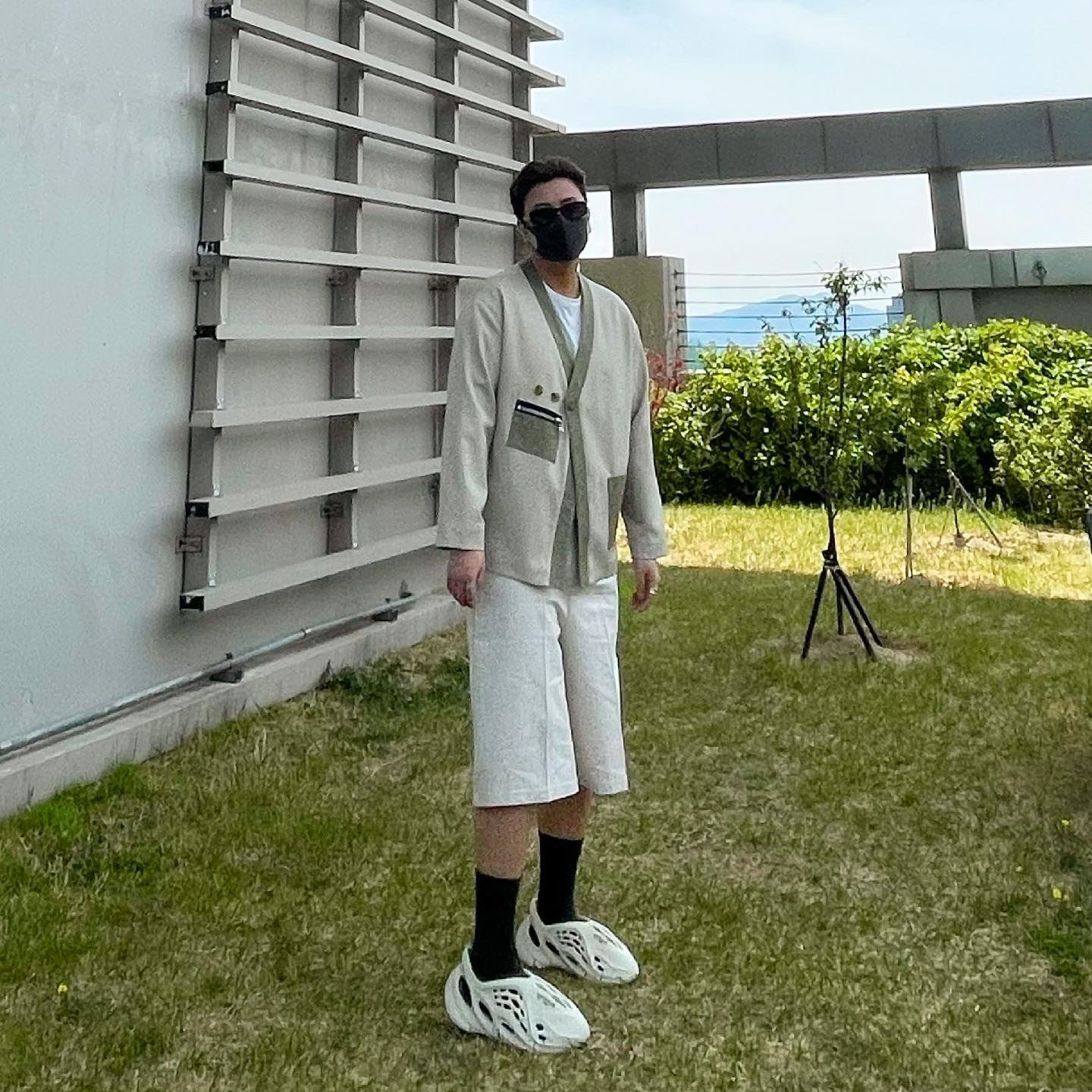 Bottega Veneta Puddle Ankle Boots Kiwi, Adidas Yeezy Foam RNNR Sand 착용 스타일 - 4