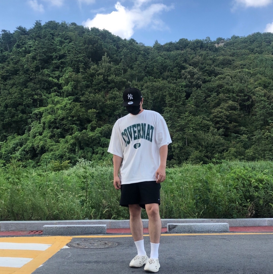 Adidas Yeezy Foam RNNR Sand 착용 스타일
