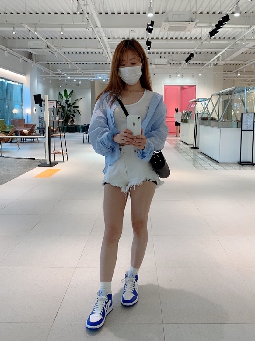 (W) Jordan 1 Mid White Hyper Royal 착용 스타일 - 1