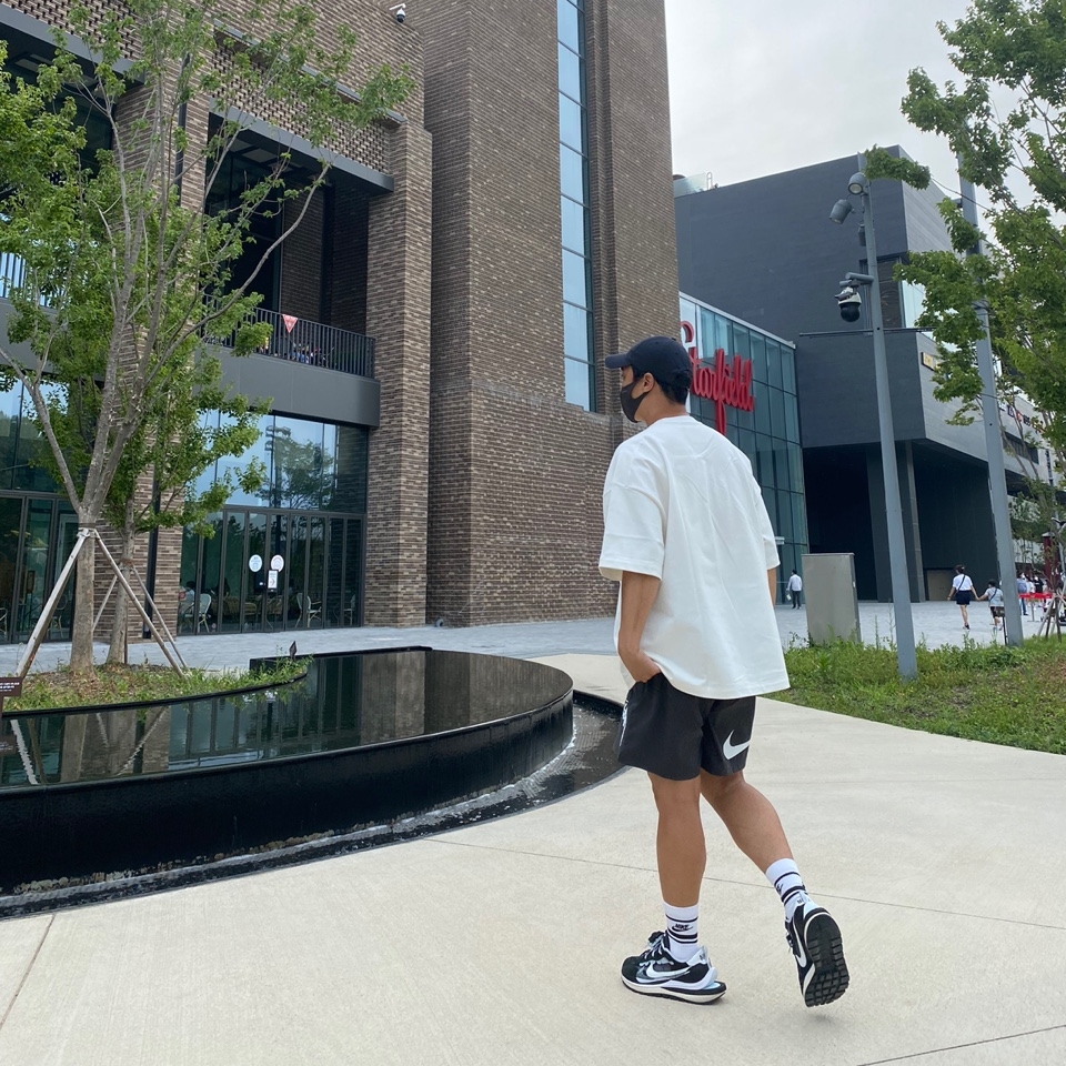 Nike x Sacai VaporWaffle Black White, Nike x Stussy Water Shorts Off Noir 착용 스타일