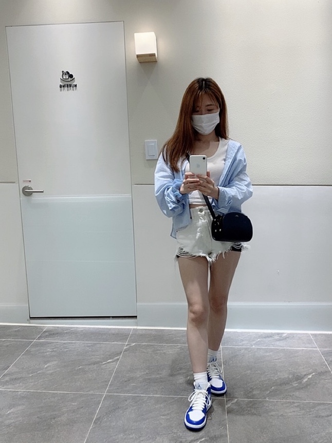 (W) Jordan 1 Mid White Hyper Royal 착용 스타일 - 2