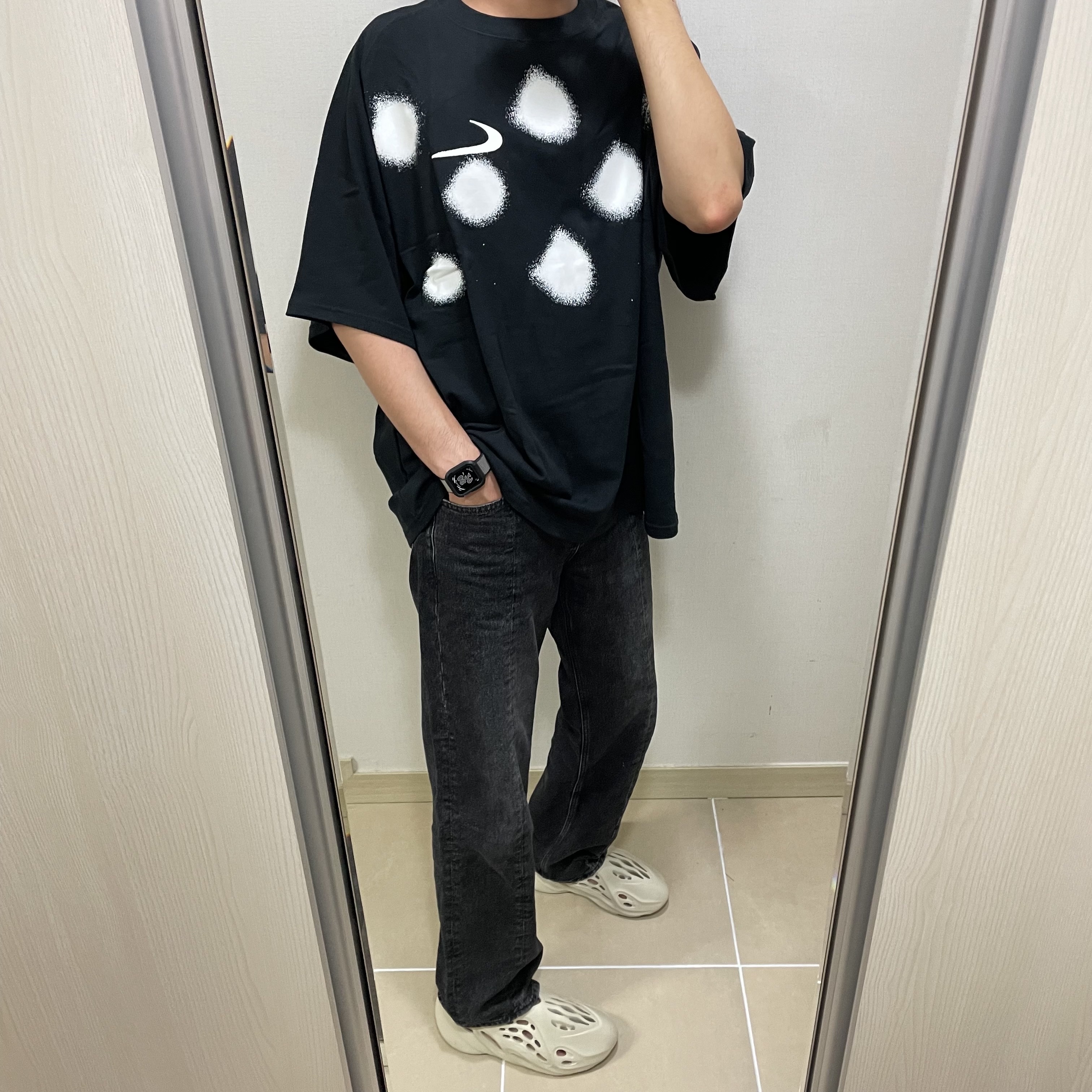 Nike x Off-White NRG Short Sleeve T-Shirt Black, Adidas Yeezy Foam RNNR Sand 착용 스타일