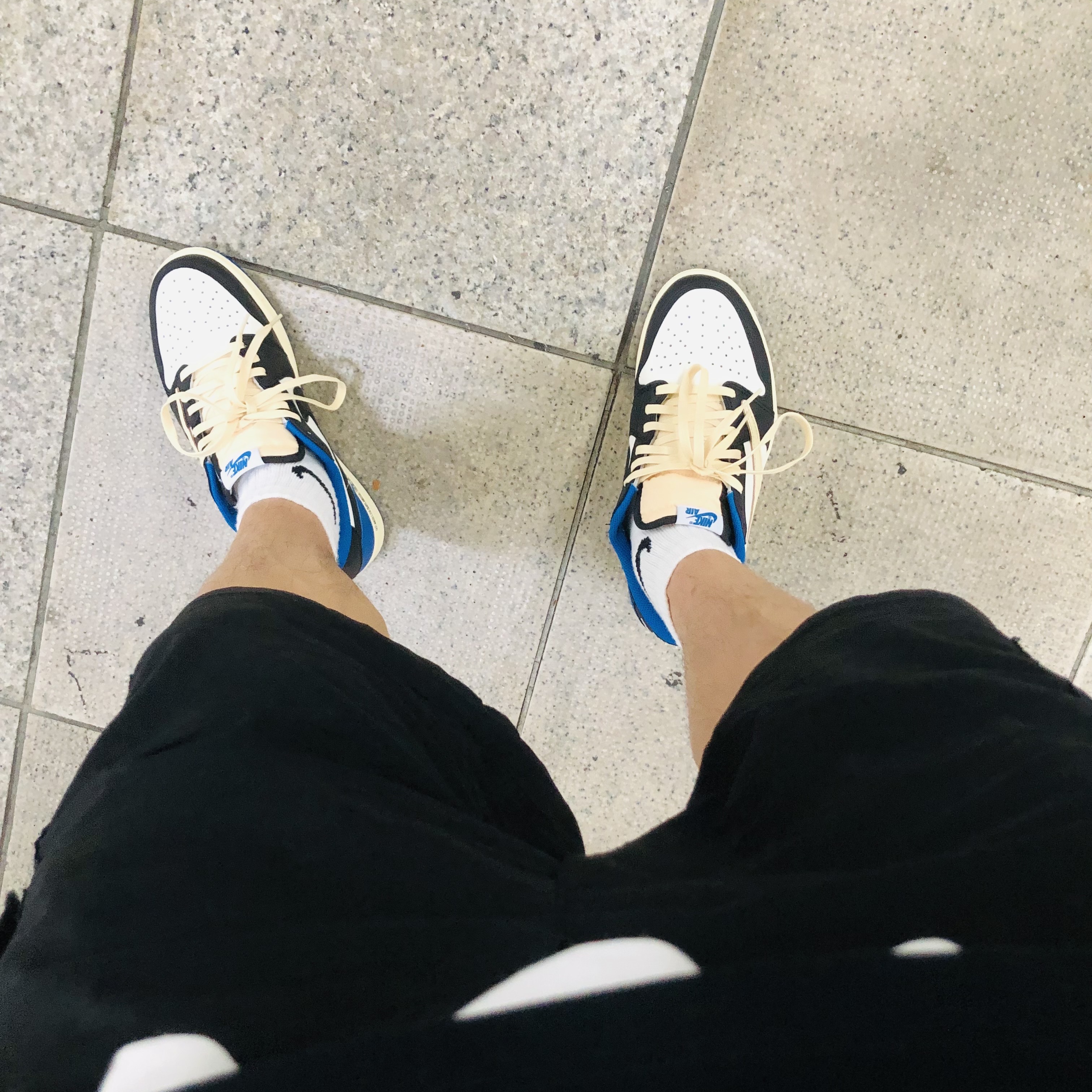Jordan 1 x Travis Scott x Fragment Retro Low OG SP Military Blue, Maison Kitsune Profile Fox Patch Pocket T-Shirt Black 착용 스타일