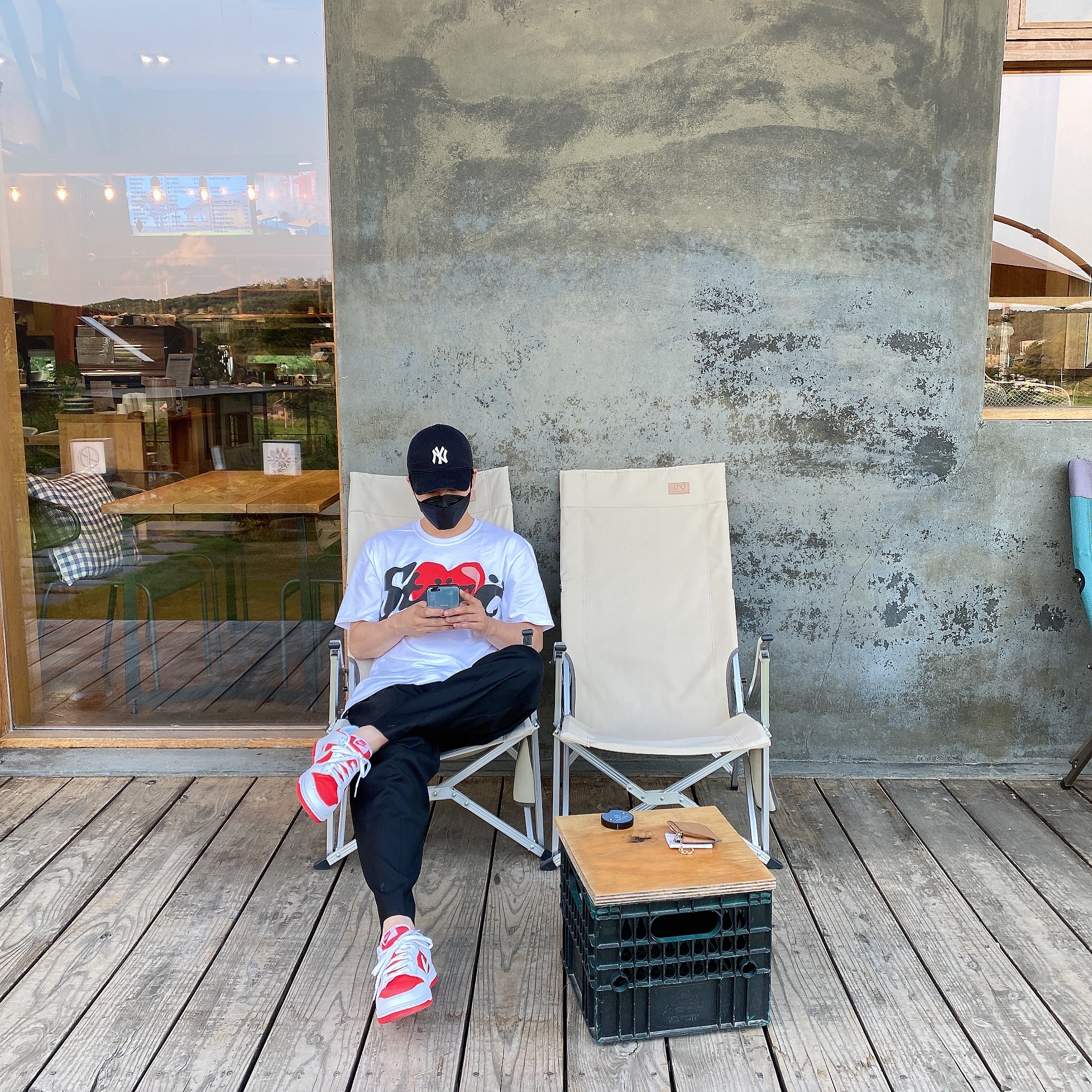 Nike Dunk Low Retro Championship Red, Stussy x Cactus Plant Flea Market Heart T-Shirt 착용 스타일