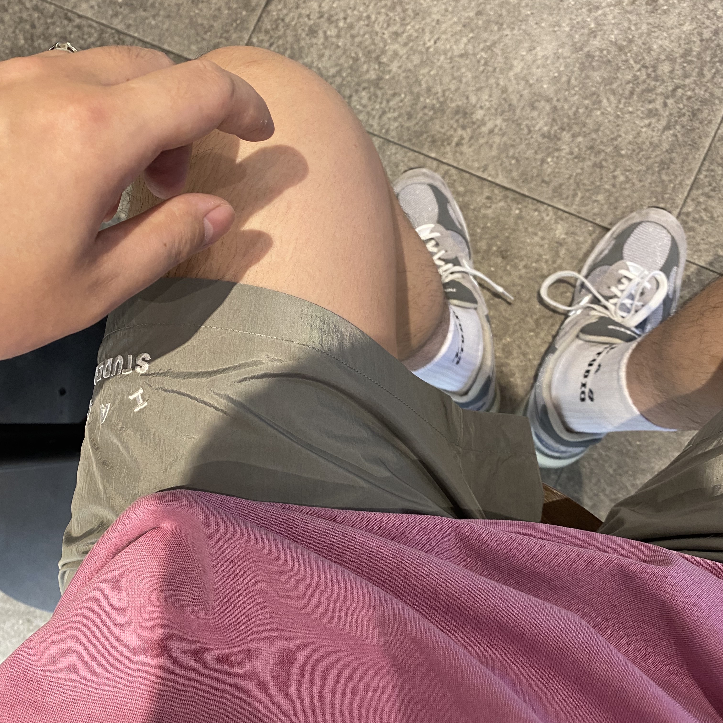 IAB Studio Woven Shorts Gray, IAB Studio Pigment T-Shirt Magenta 착용 스타일 - 2