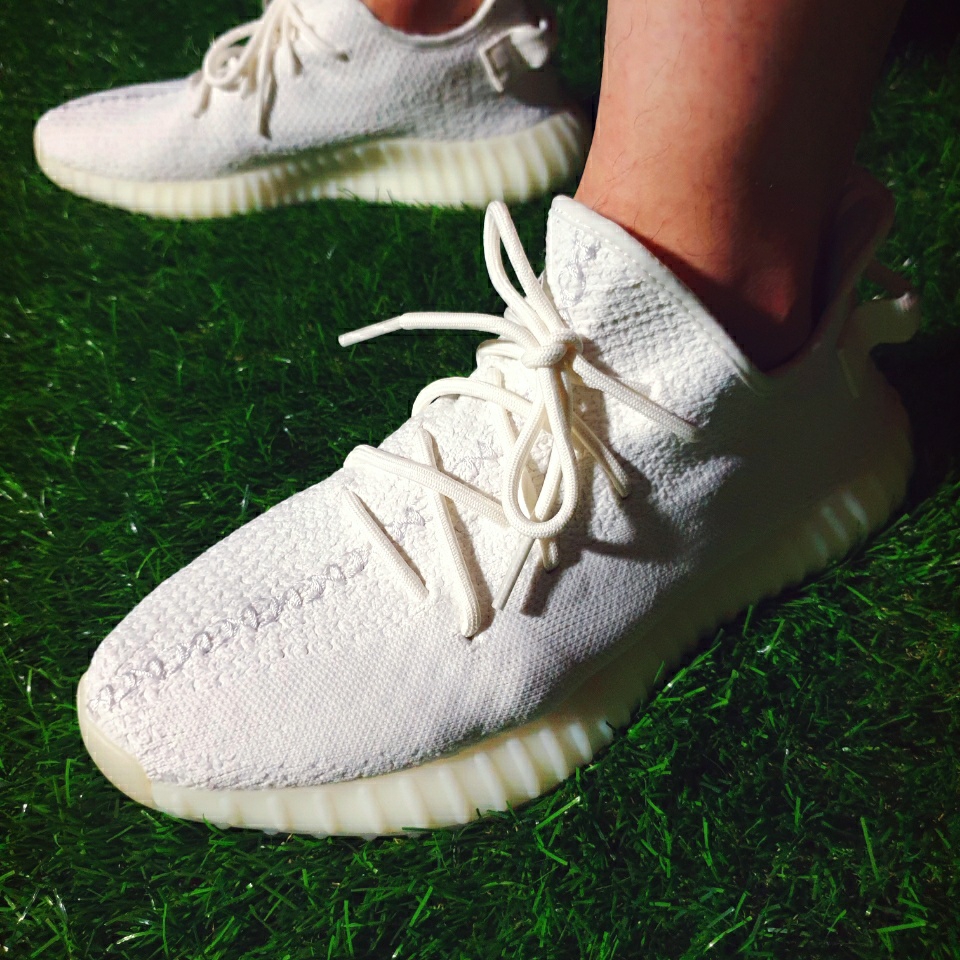 Adidas Yeezy Boost 350 V2 Cream/Triple White 착용 스타일 - 5