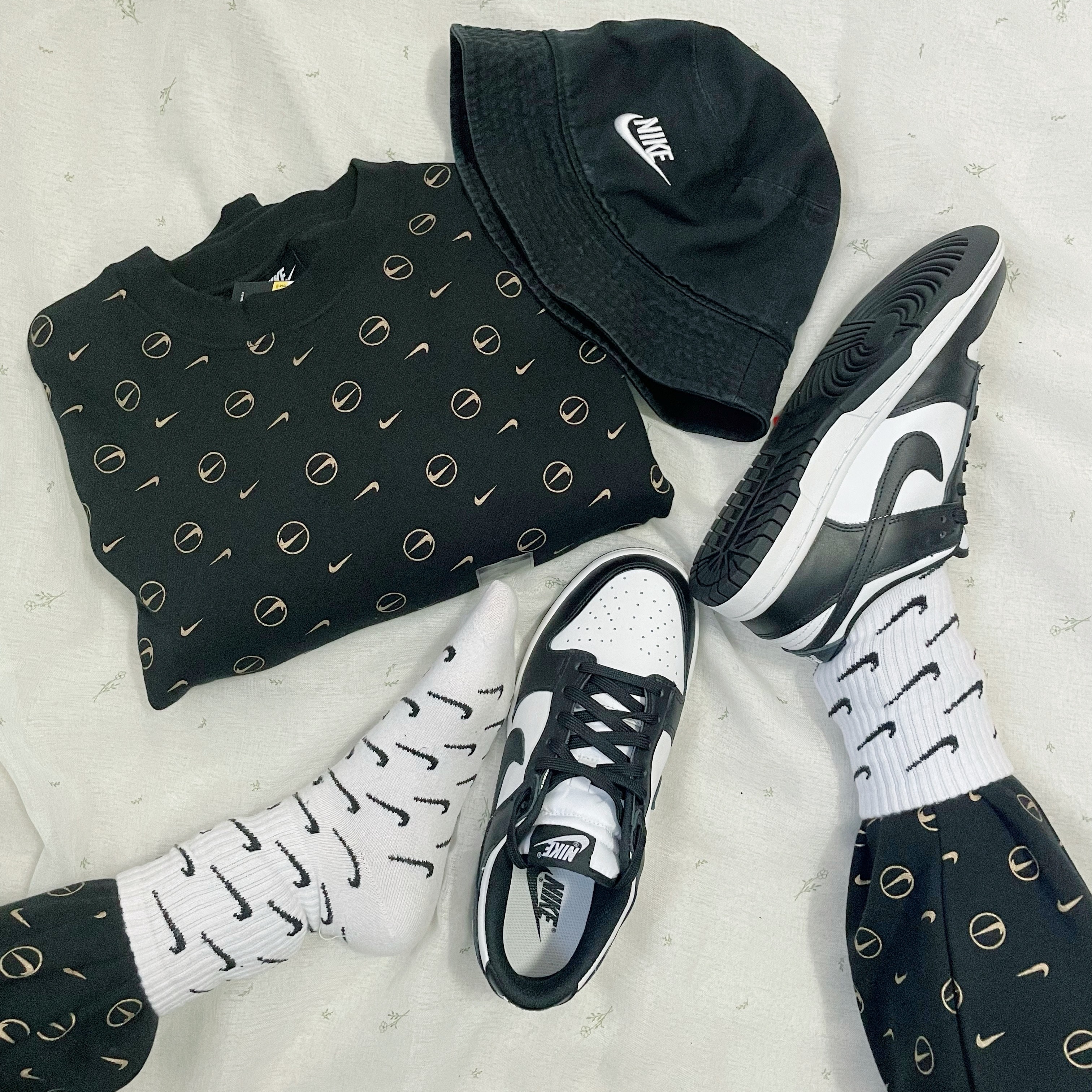 (W) Nike Dunk Low Black, Nike Futura Washed Bucket Hat Black 착용 스타일 - 1