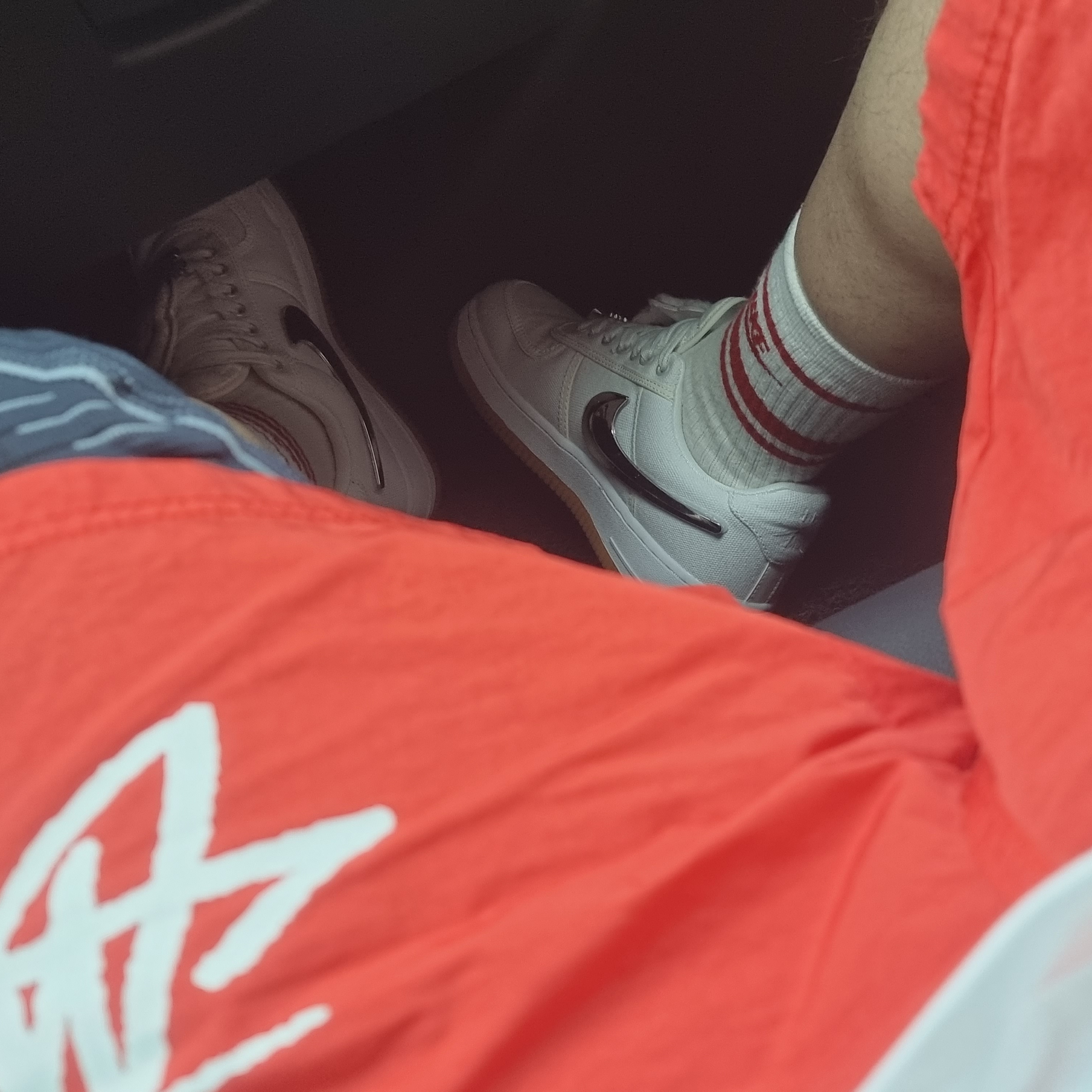 Nike x Travis Scott Air Force 1 Low White, Nike x Stussy Water Shorts Habanero Red 착용 스타일