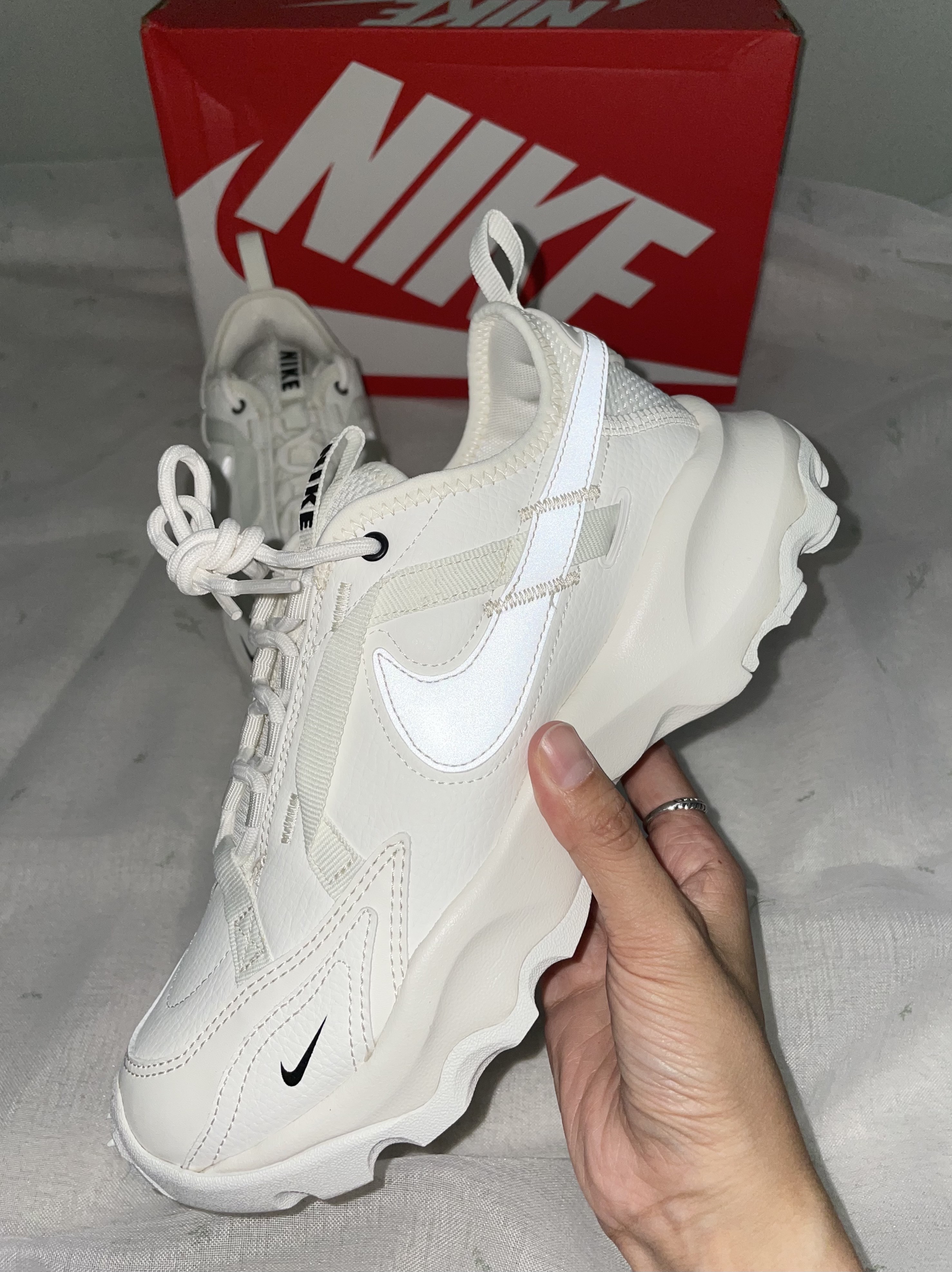 (W) Nike TC 7900 Summit White 착용 스타일 - 2