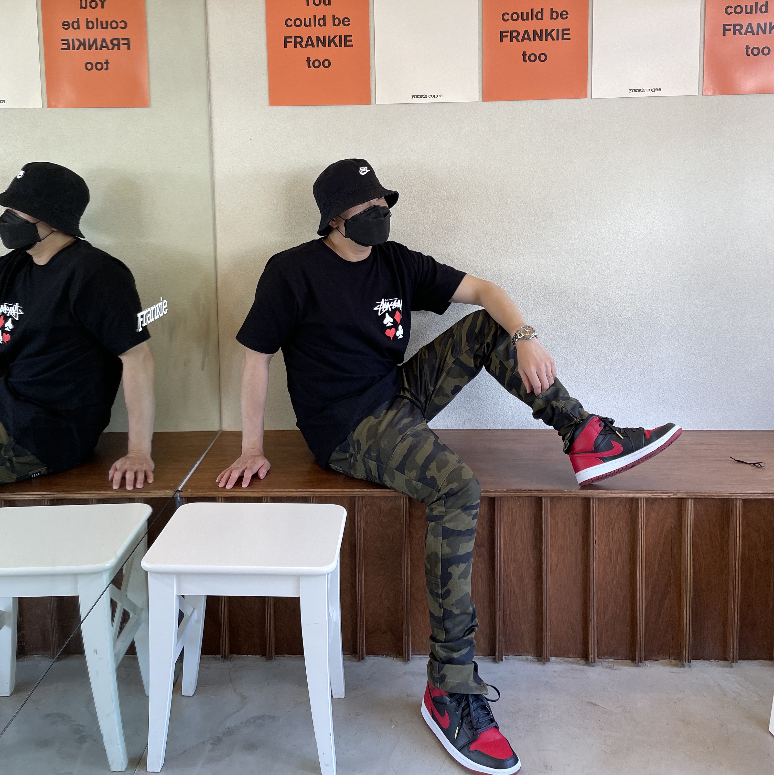 Jordan 1 Mid Bred Banned 2020, Stussy Full Deck 2 T-Shirt Black 착용 스타일 - 2